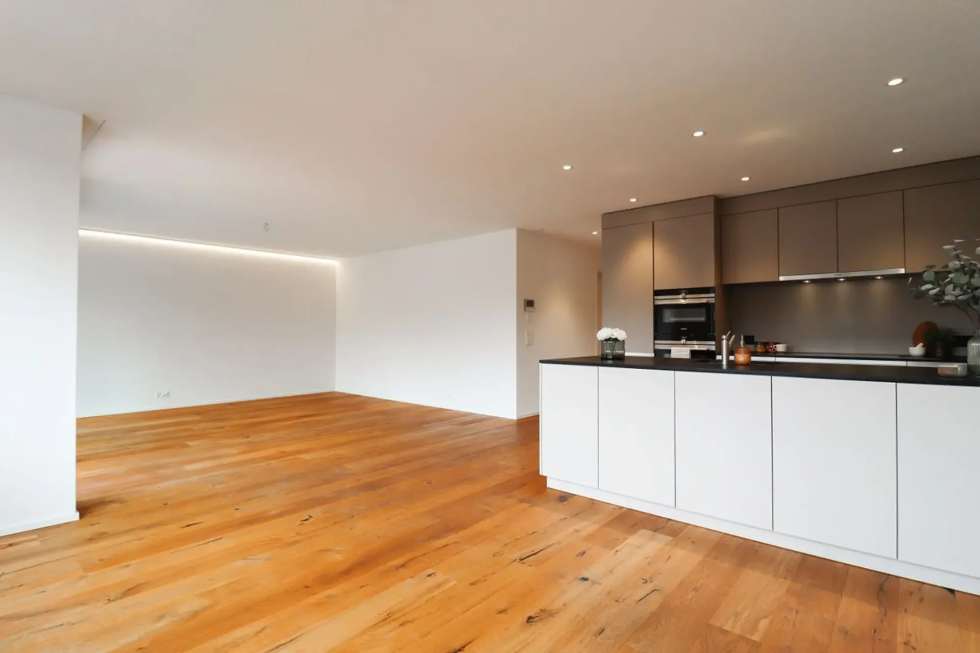 Exklusive 4.5-Zimmer-Wohnung mit Weitsicht und vielseitigem Parkplatzangebot