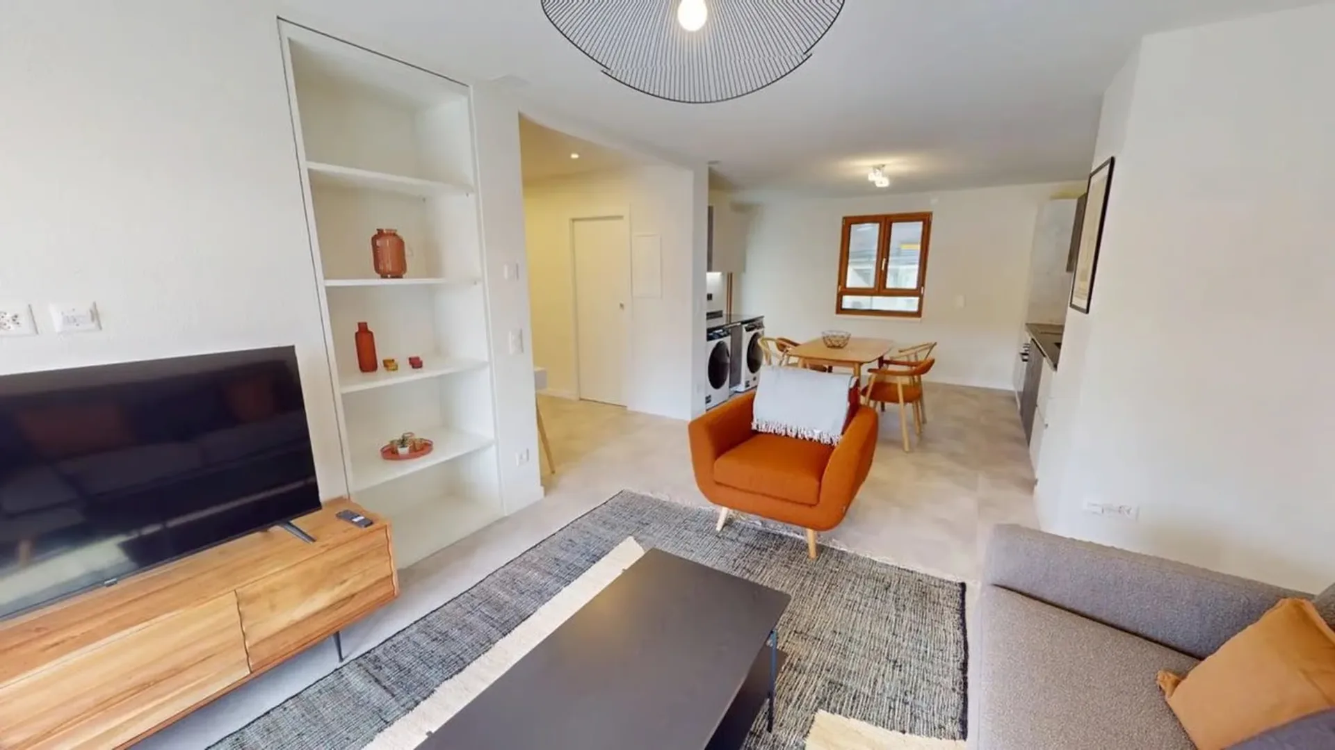 Charming 2.5-Room Apartment in Oerlikon with Balcony