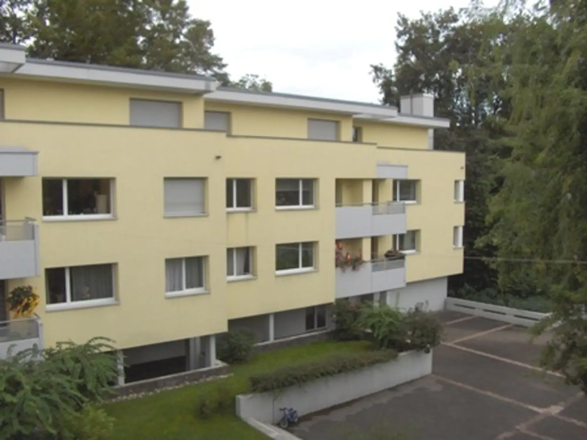 Einstellplätze im Zentrum von Riehen