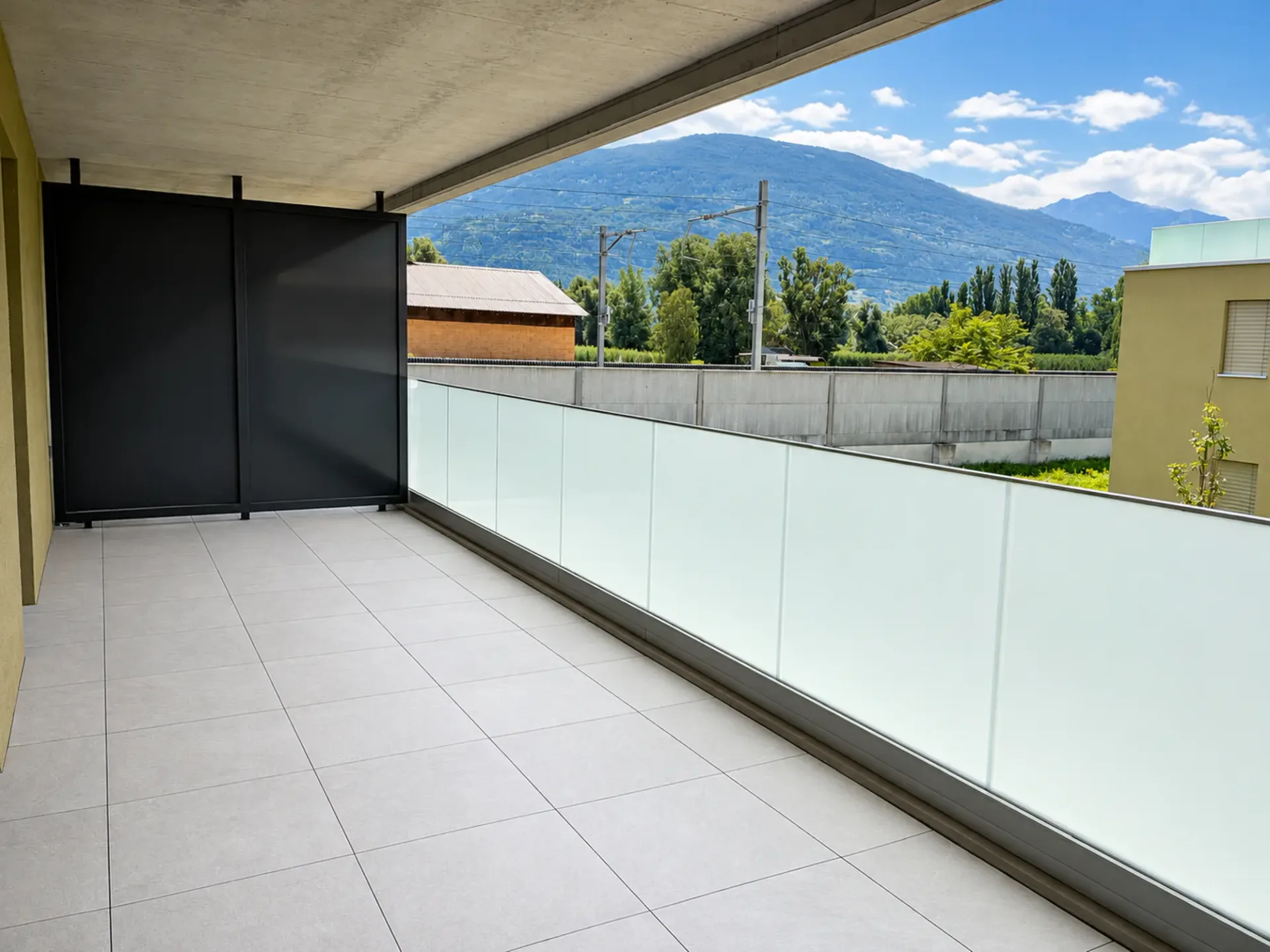 1. Stock – Neu – Innenparkplätze – Großer Balkon