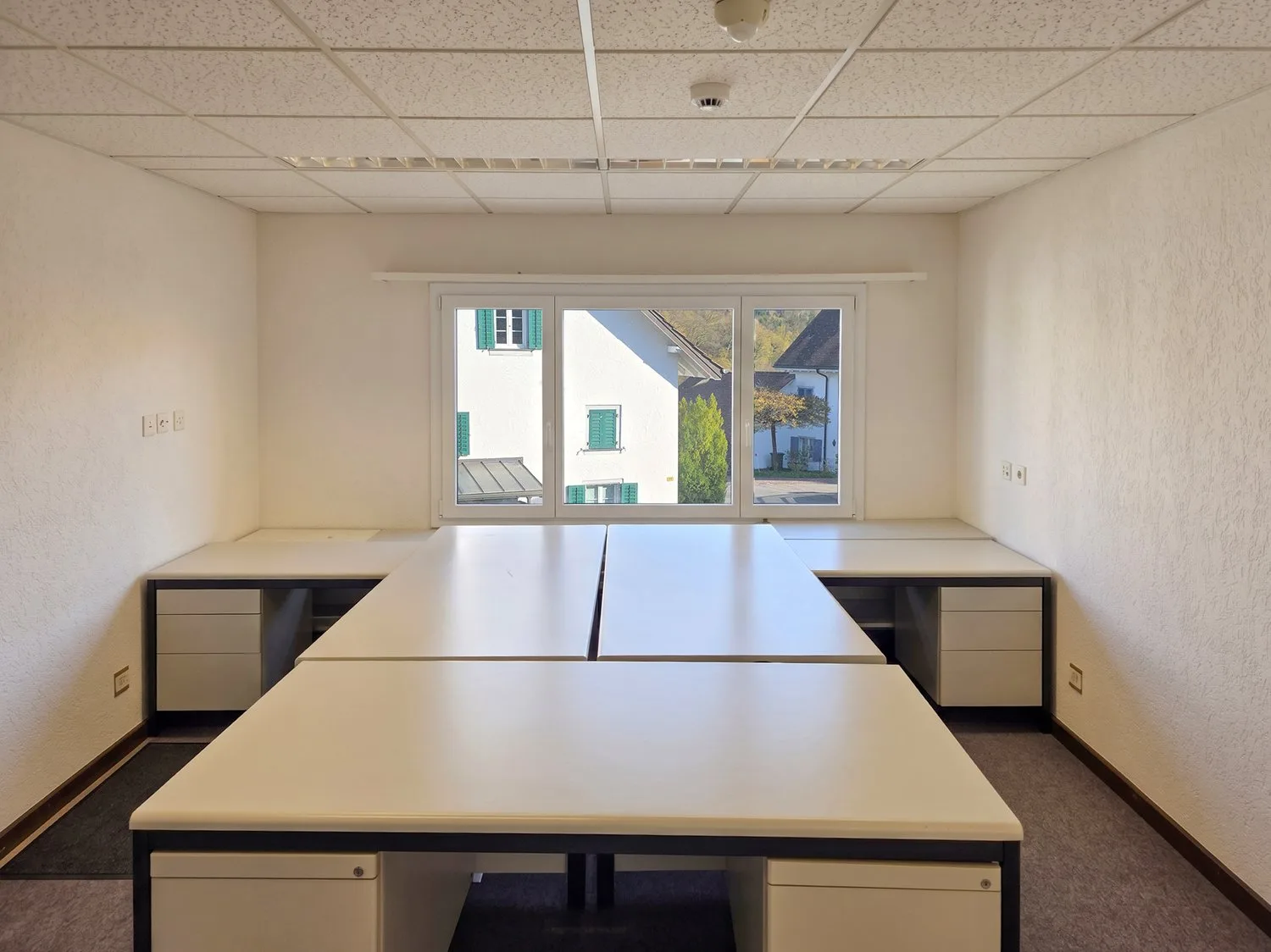 Espaces de bureau abordables dans la zone du village de Bergdietikon – disponibles immédiatement