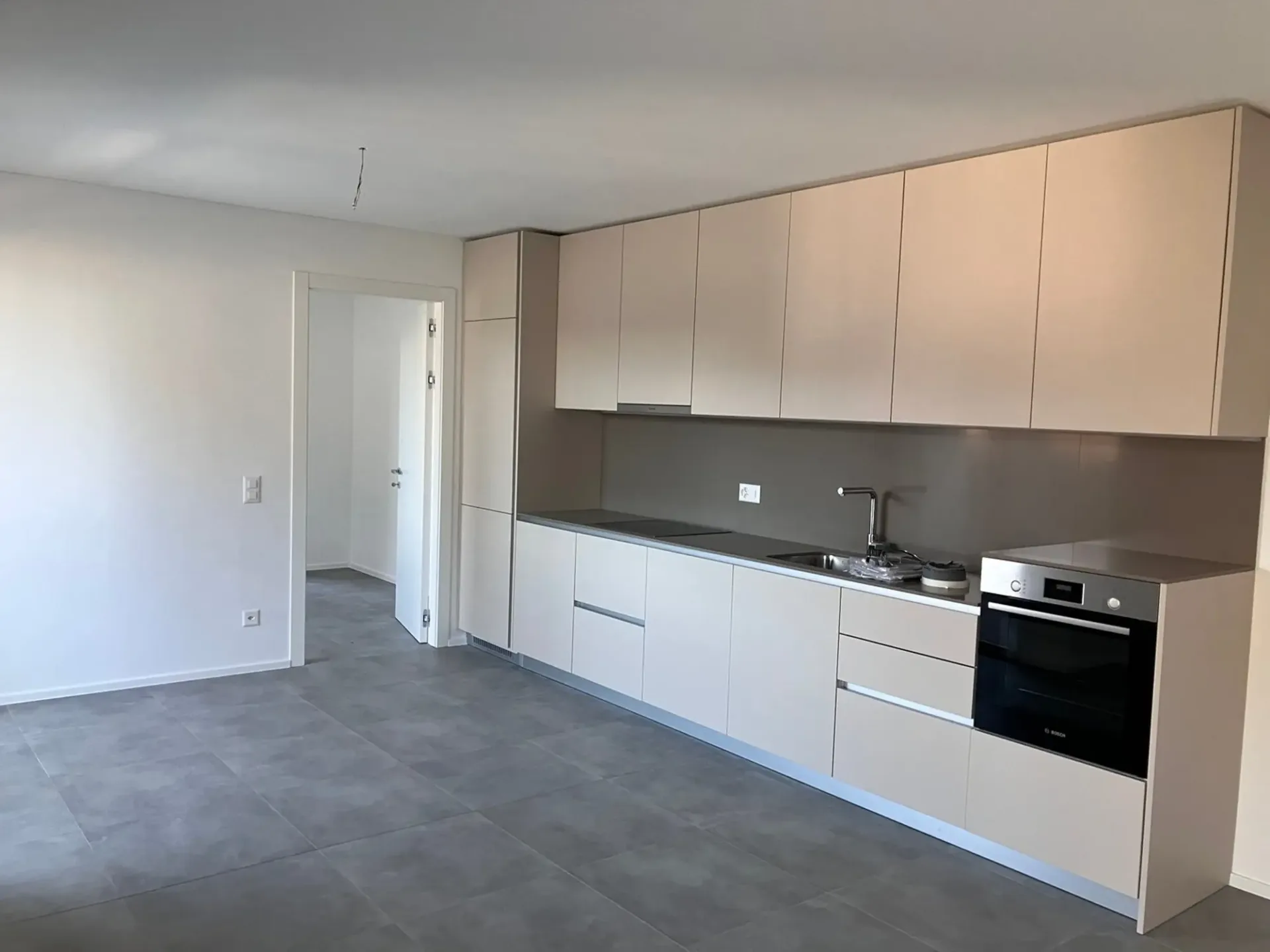 MENDRISIO – NEUES 2½-ZIMMER-WOHNUNG IN ERSTVERMIETUNG MIT TERRASSE UND PARKPLATZ