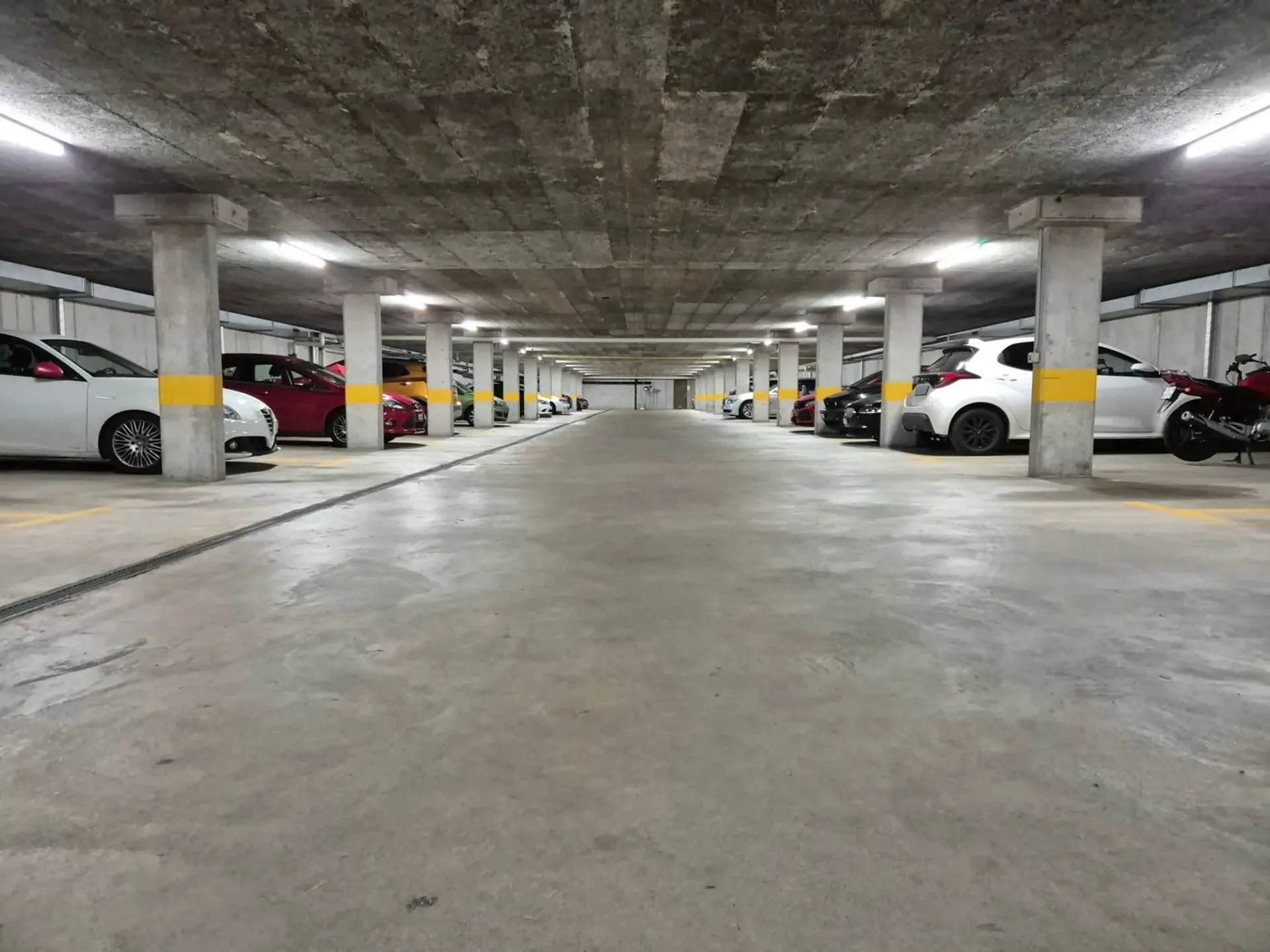 Einstellhallenplatz / Aussenparkplatz / Carport (gedeckt) zu vermieten