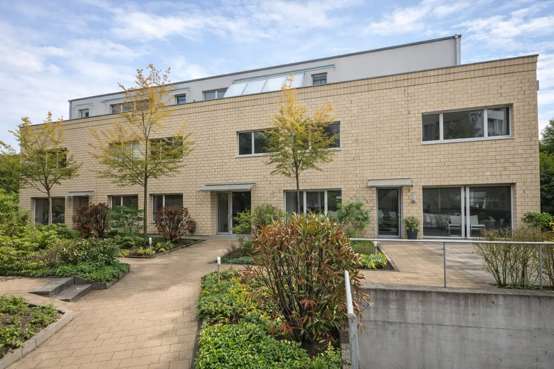 Spacious 4.5-room apartment with winter garden in Bottmingen