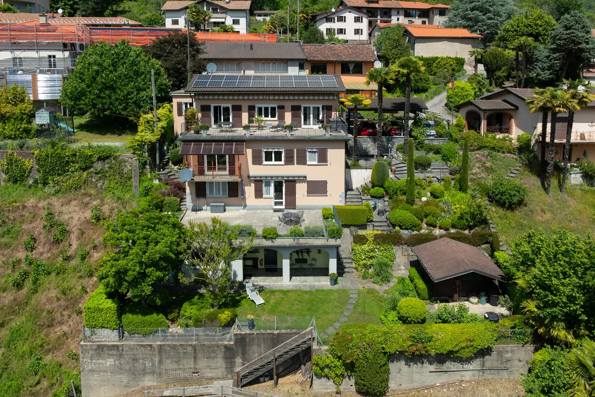 Vielseitiges Anwesen mit zwei Wohnungen, Loggia und spektakulärer Aussicht