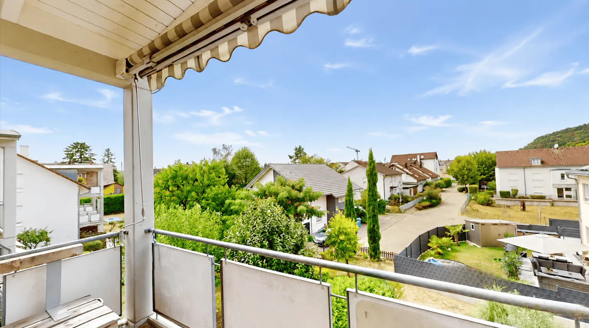 Wohnen mit Weitblick: 4-Zi. Dachgeschosswohnung hohe Decken, großzügiger Balkon und TG-Stellplatz