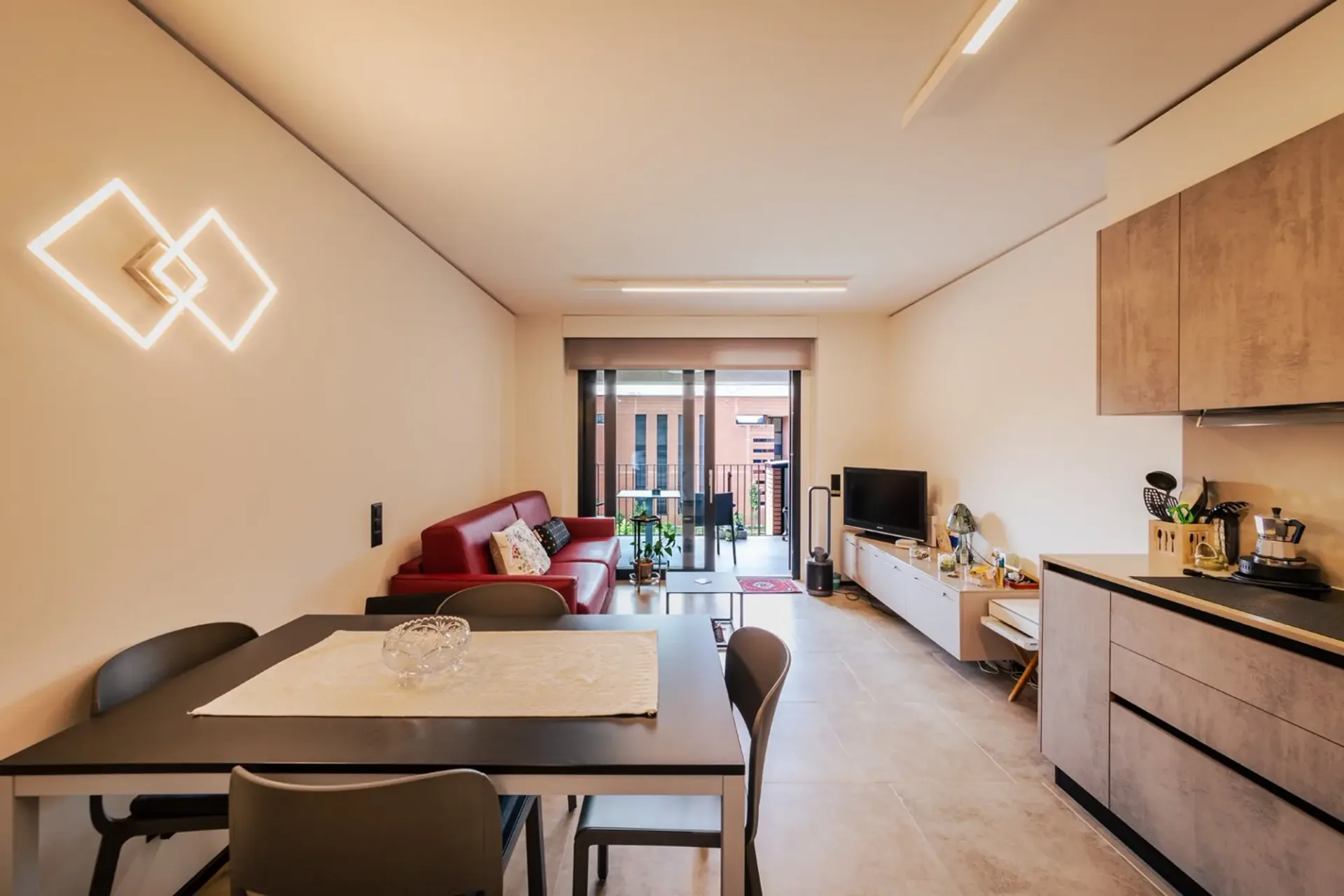 RIVA SAN VITALE - GEMIETETES WOHNUNG MIT GROßER TERRASSE (Ref. 106)