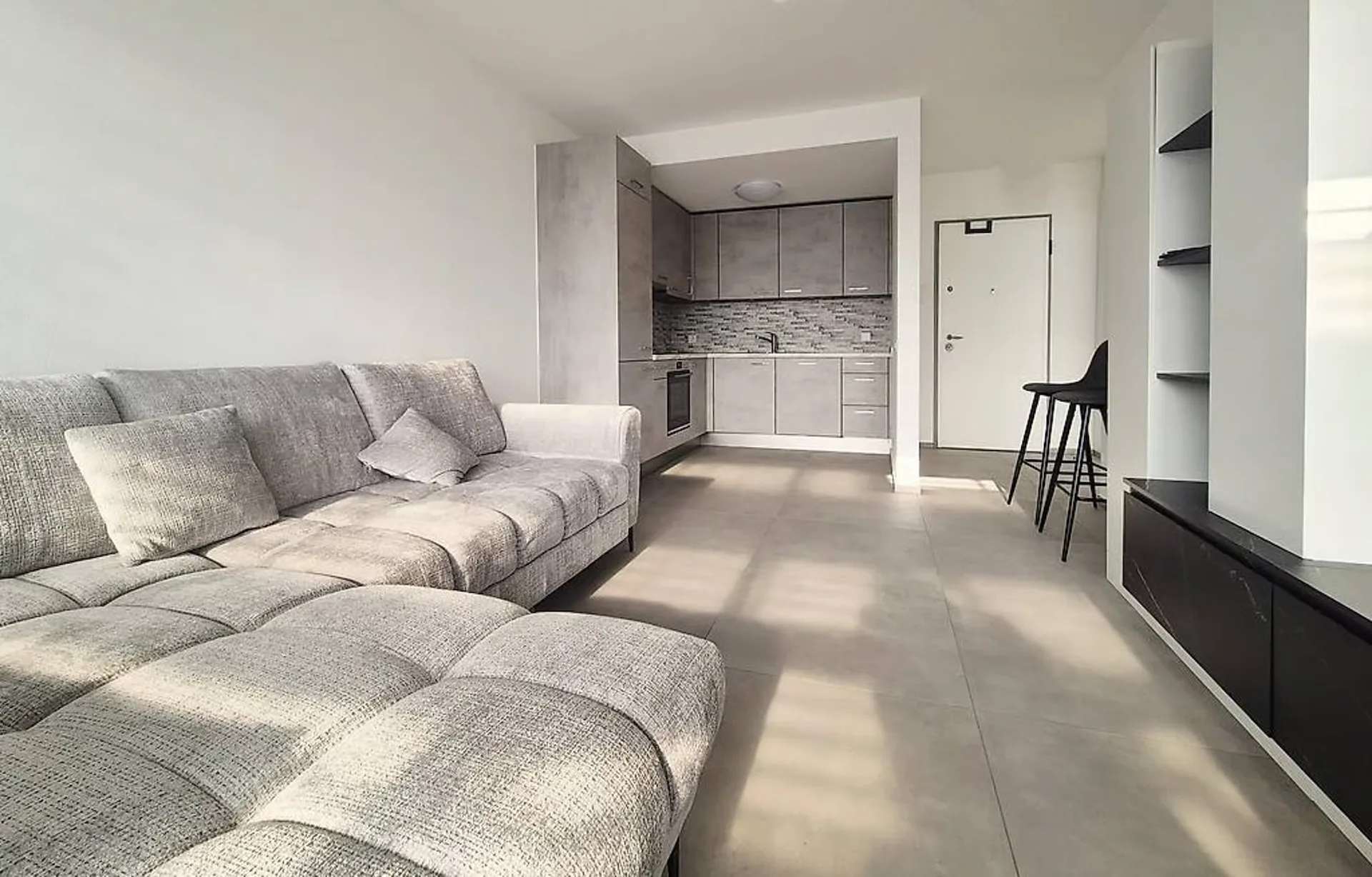 Helles 2.5-Zimmer-Wohnung im 6. und letzten Stock, möbliert