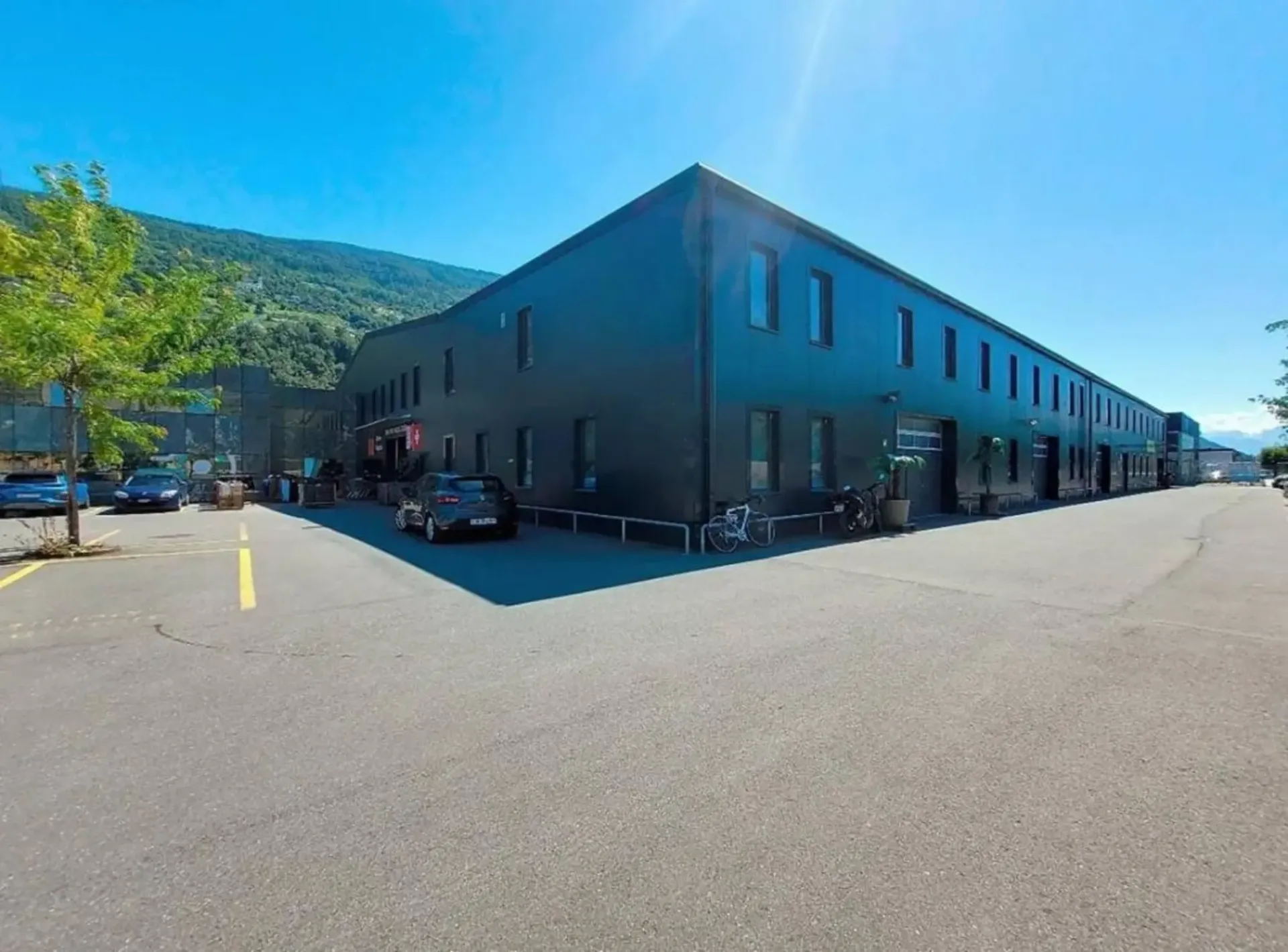 Sion, 2 Gewerberäume à 297,60 m2 in einem vollständig renovierten Industriegebäude zu vermieten