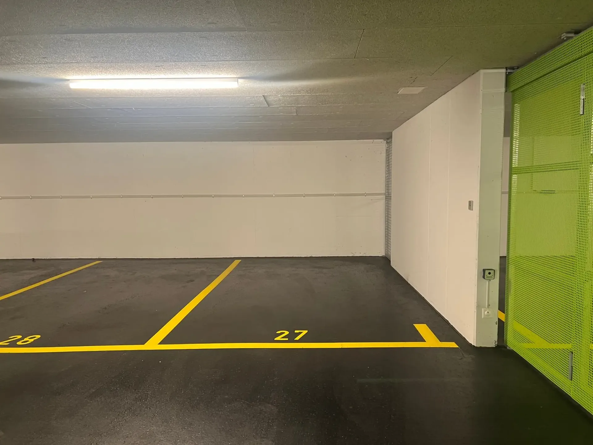 Posto auto in affitto in un ampio hall di parcheggio