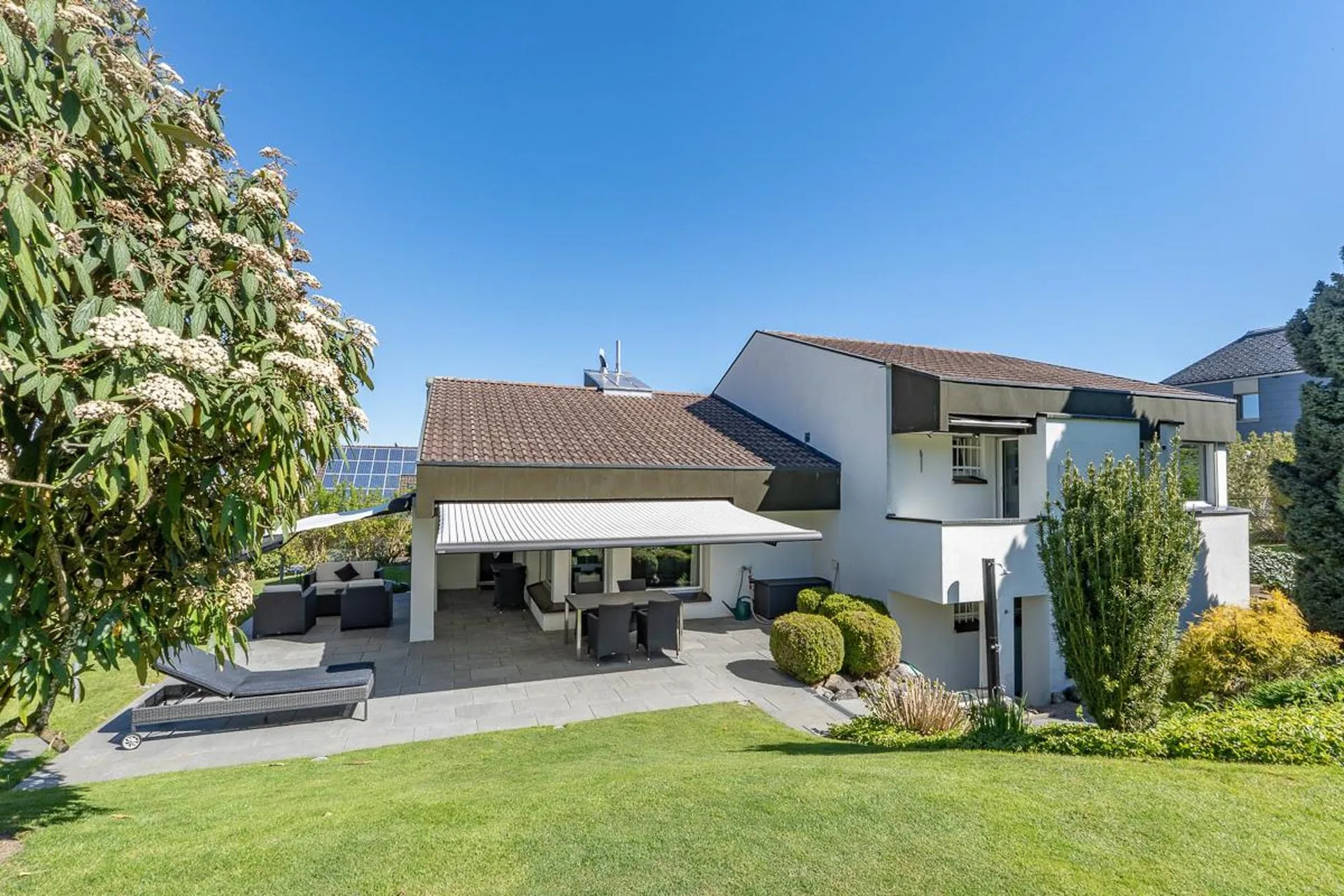 Residential Oasis: Large 4.5-Room Single-Family House with Garden Paradise