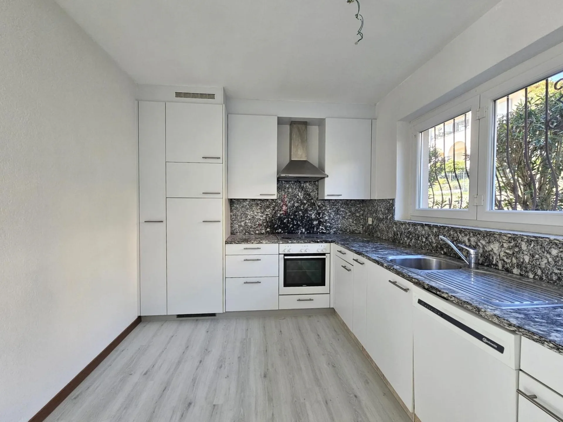 HELLIG, RENOVIERTE, GROßE TERRASSE UND PRÄCHTIGE AUSBLICK