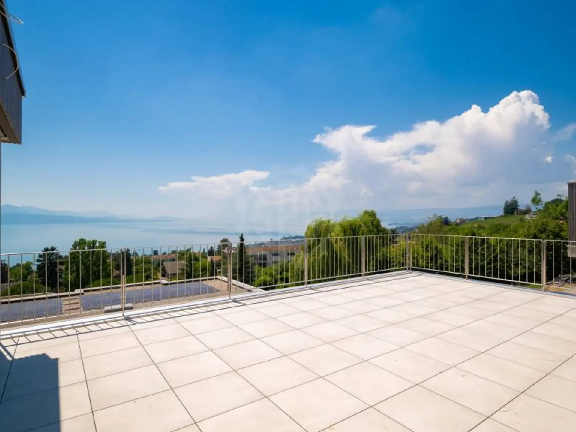 Neue Villa mit spektakulärer Aussicht auf den Genfer See in Lutry