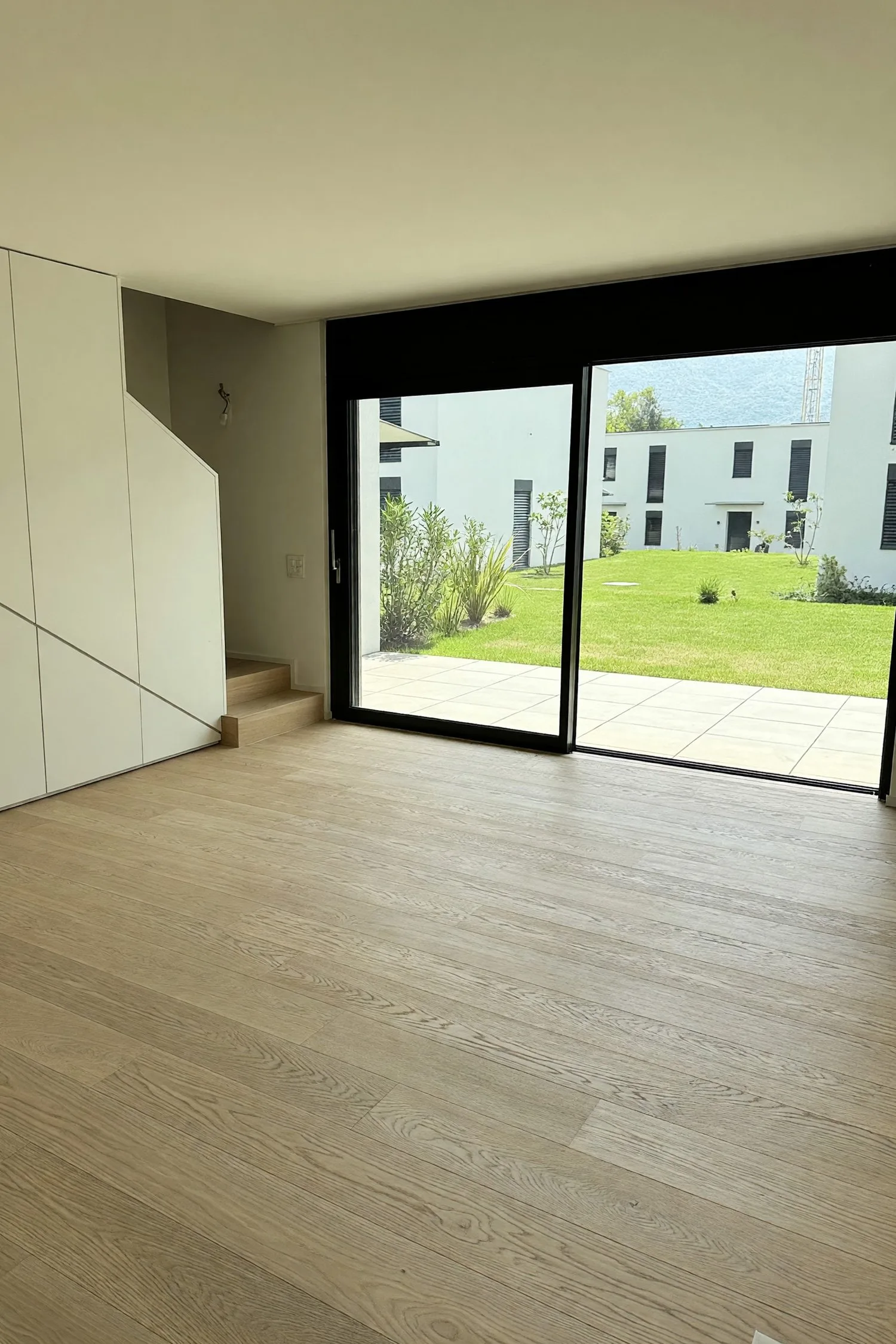 Apartment 3.5 with first entrance and covered terrace in Caslano