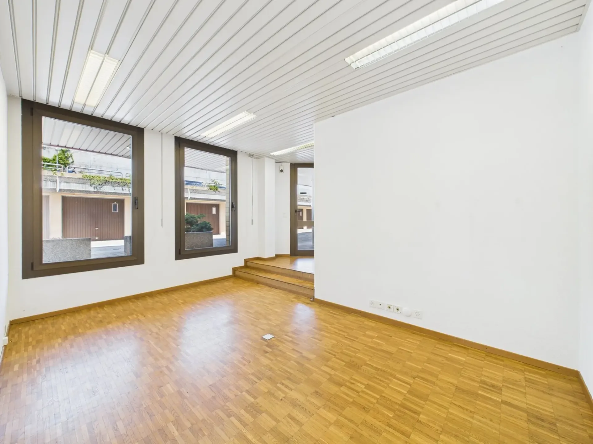 Großes Büro in einer ruhigen Nachbarschaft, zwei Minuten von der Autobahn