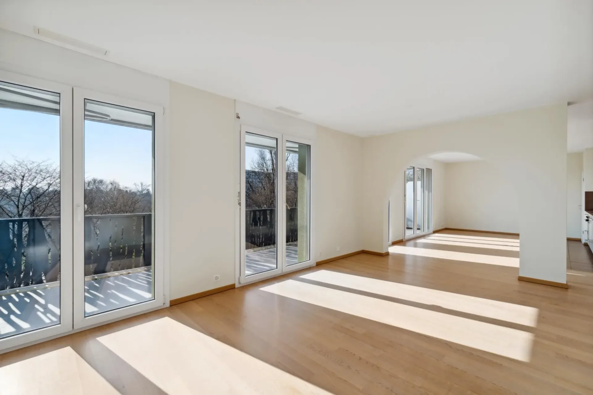 Exklusivität: Durchgangs-Dachgeschoss mit 5 Zimmern, großzügiger Terrasse und Balkon