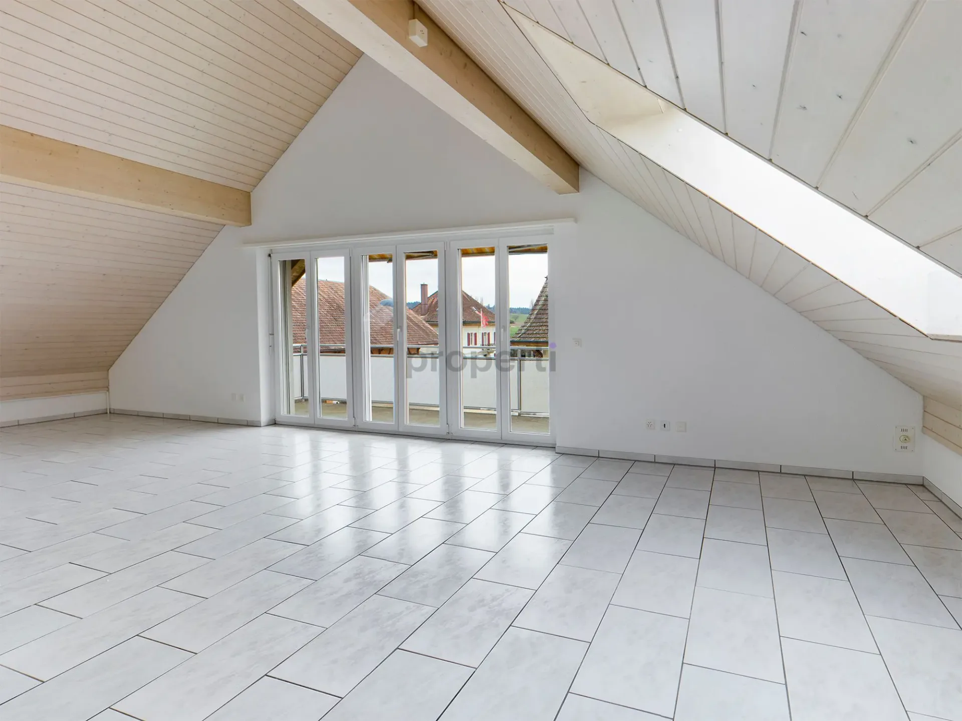 Lichtdurchflutete Dachwohnung mit sonnigem Südbalkon
