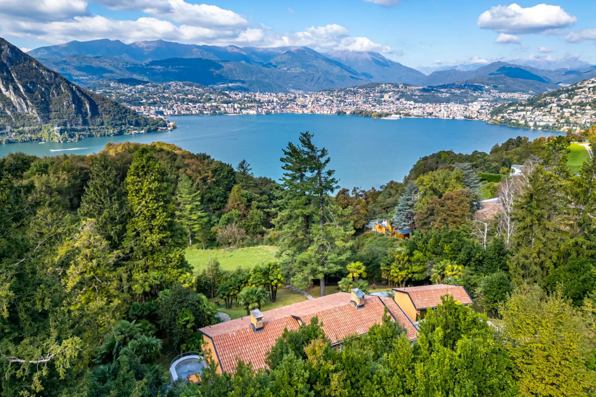 Esclusiva villa con vista lago e parco privato di oltre 6.000 mq