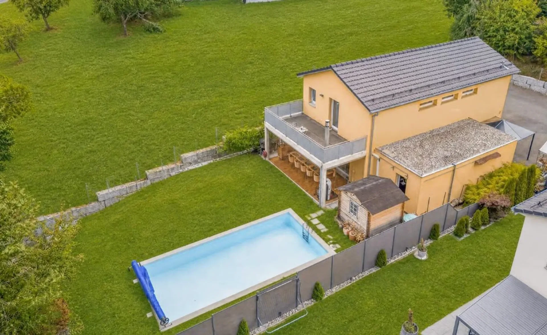 Villa für die Familie mit beheiztem Pool und freier Sicht