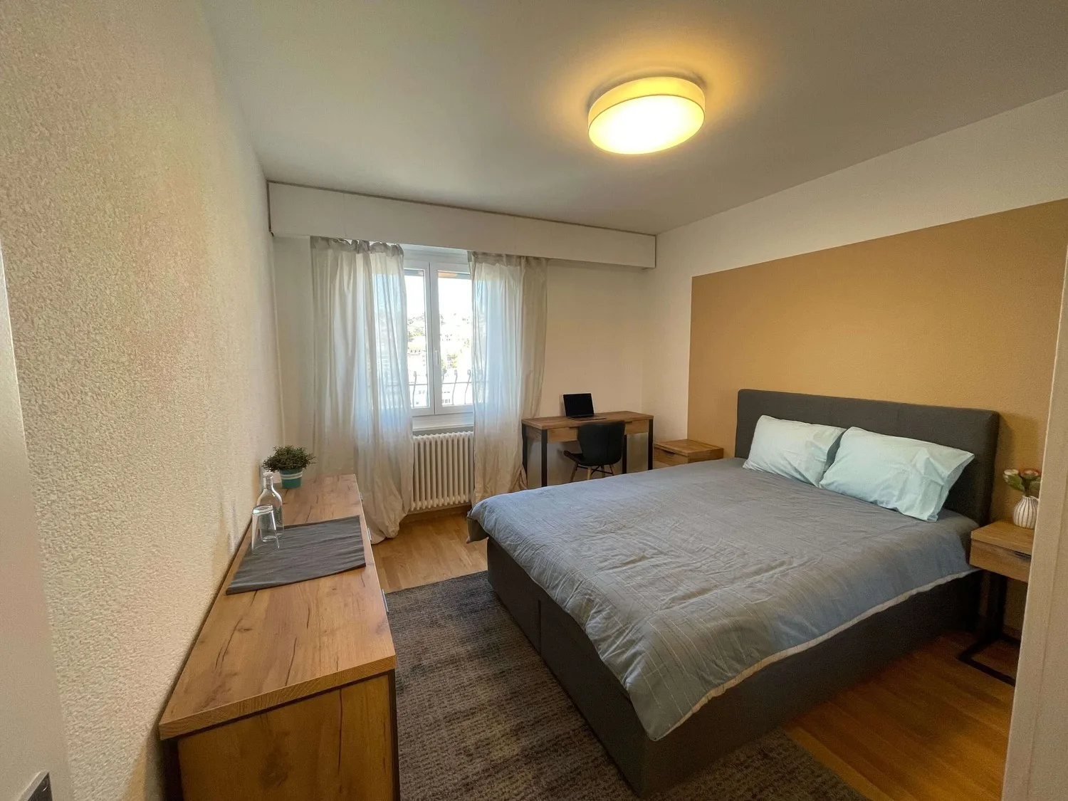 Furnished room in modernised apartment in a top location