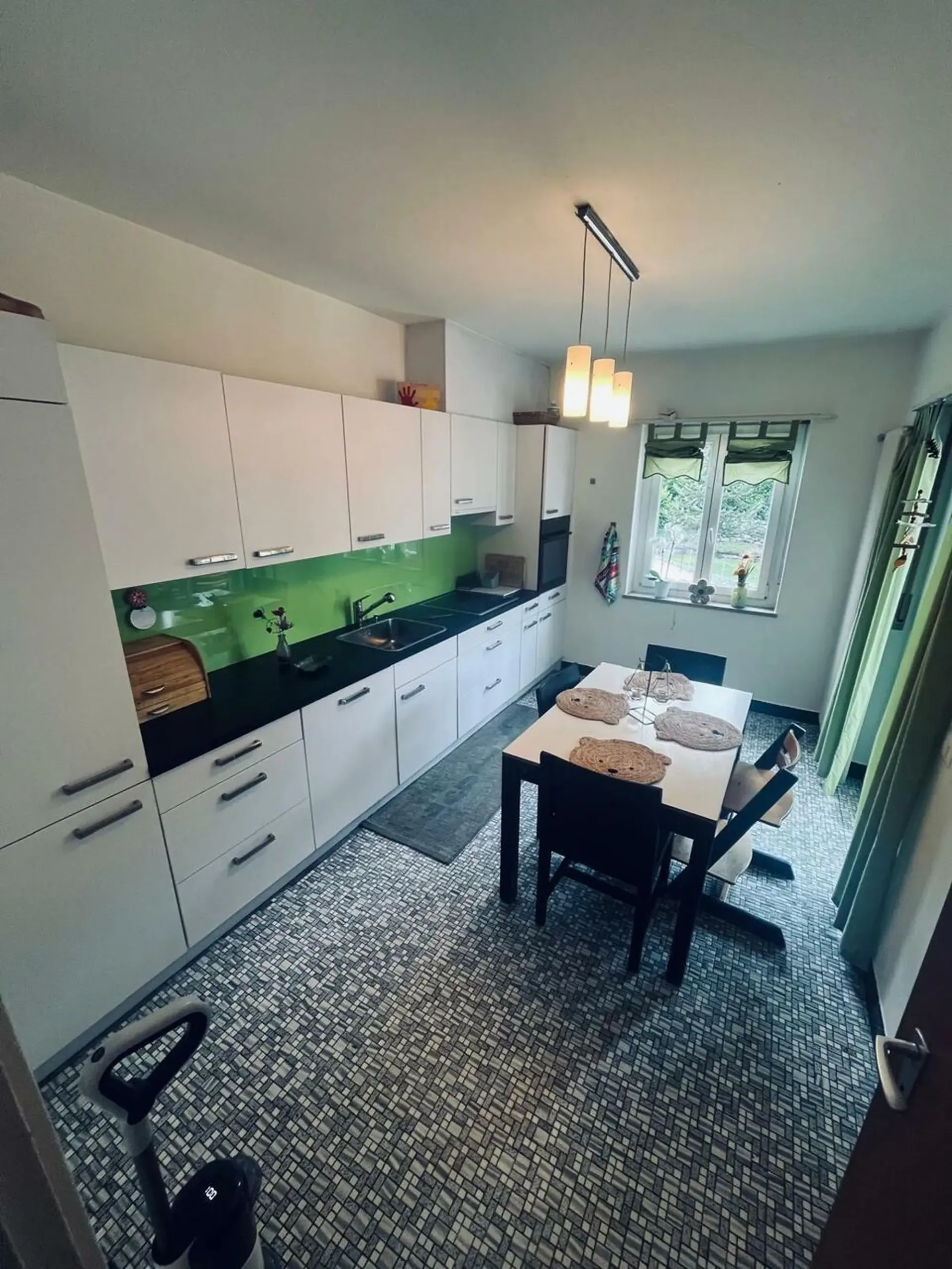 Wohnung mit 5,5 Zimmern im ersten Stock in einem Doppelhaus zum Verkauf