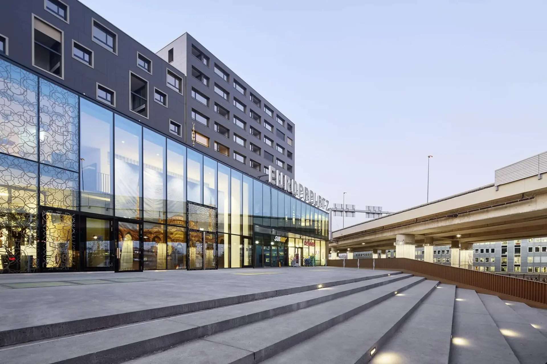Vie de ville incluse – 2,5 pièces avec loggia