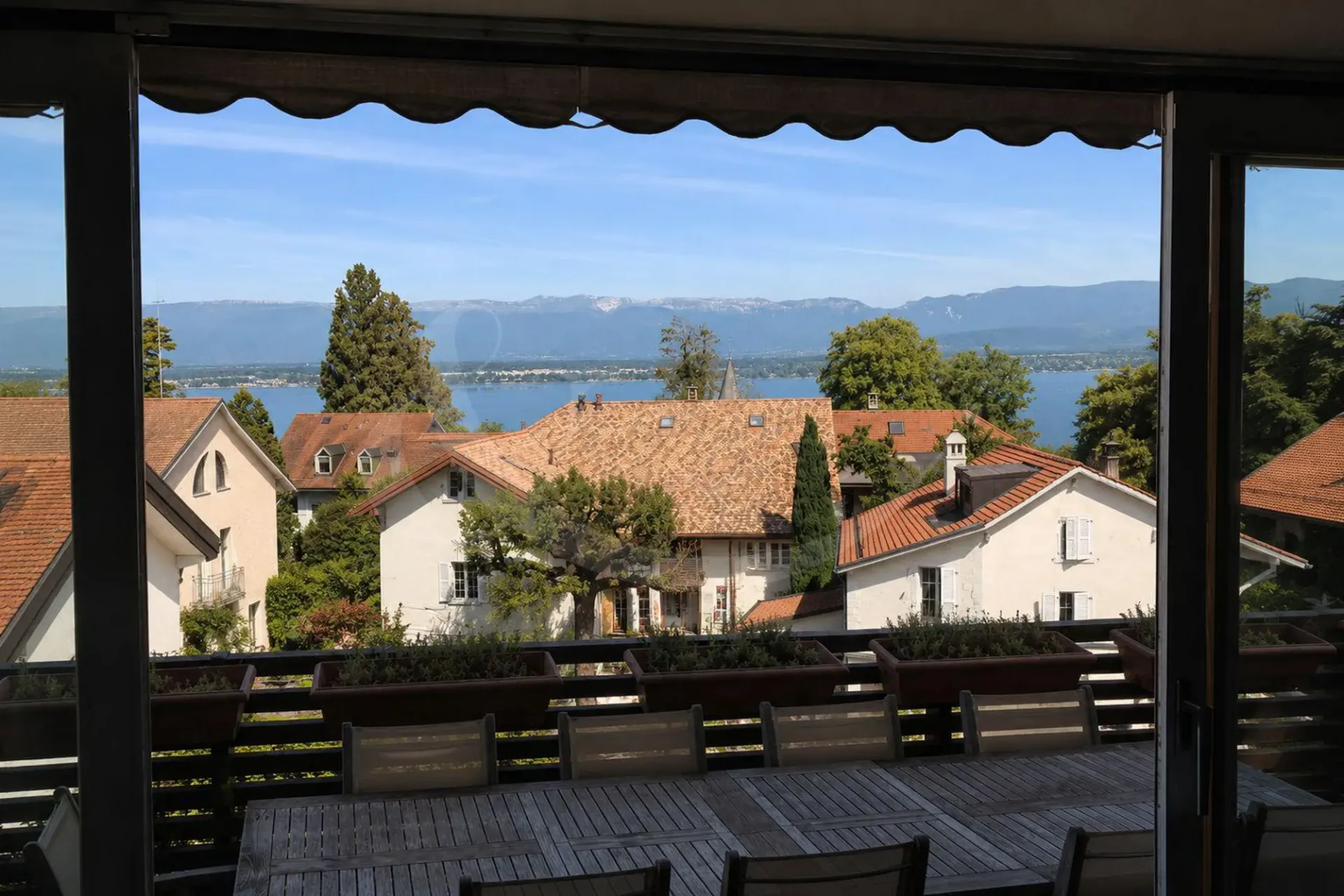 Anières Dorf, eine seltene Dachgeschosswohnung mit Blick auf den See