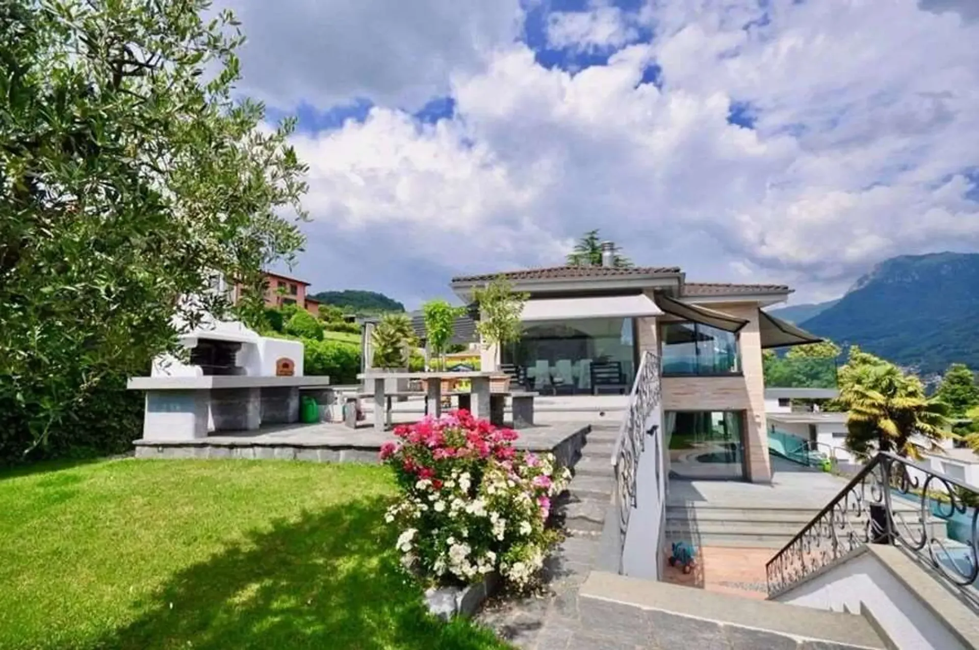Exklusive Villa mit Seeblick in Comano
