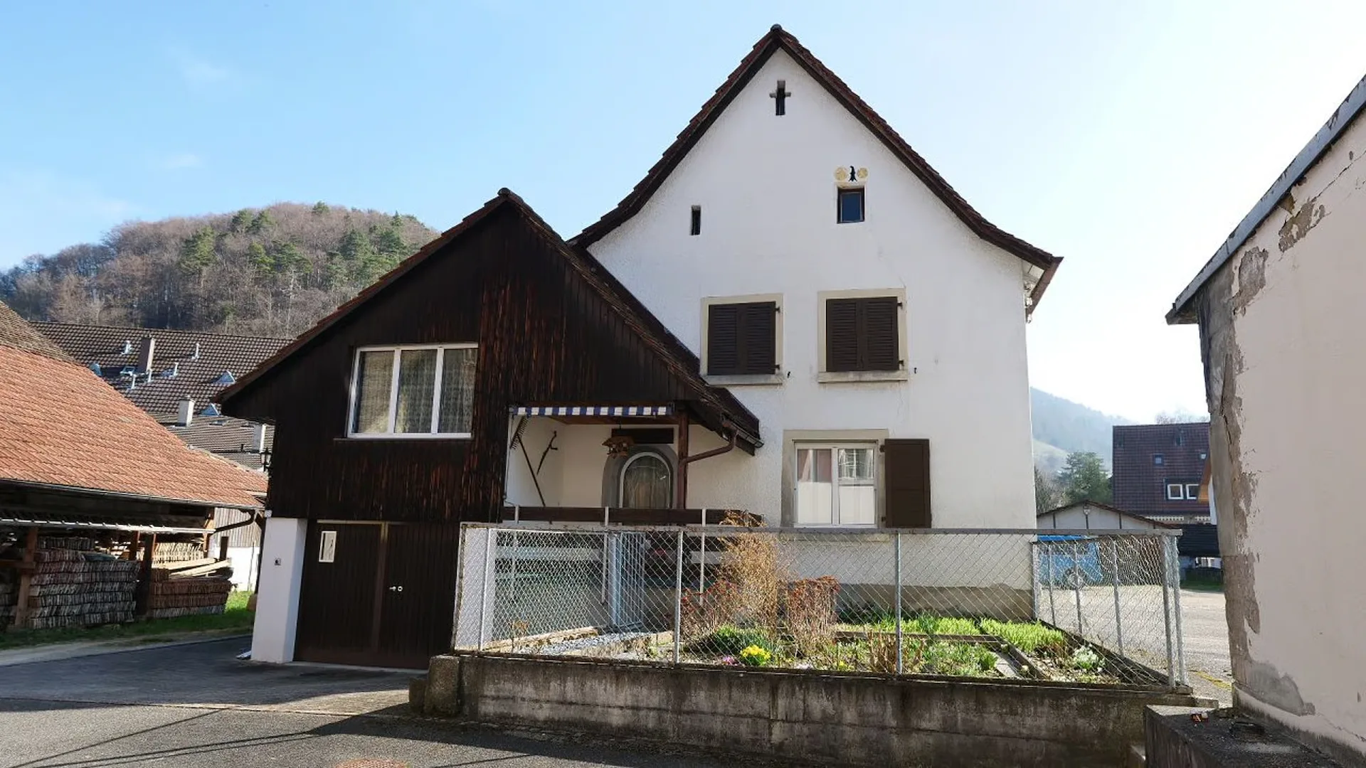 5.5 ZIMMER, GERÄUMIG, RUHIG GELEGEN, BEZAHLBAR UND MIT VIEL POTENTIAL