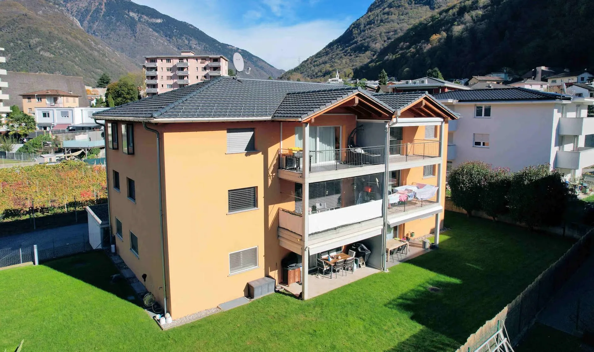 Wohnung mit schönem Garten in kleiner, eleganter Bauweise