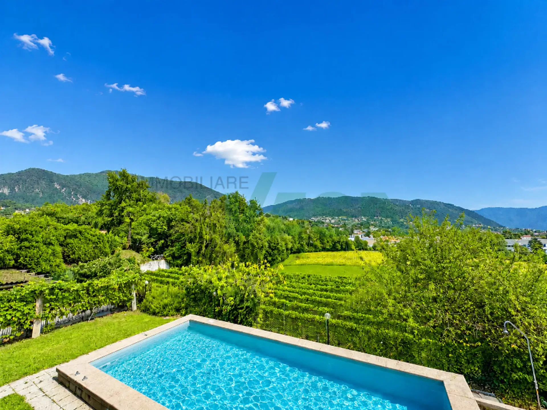 Spaziosa villa con piscina e splendida vista panoramica sui vigneti