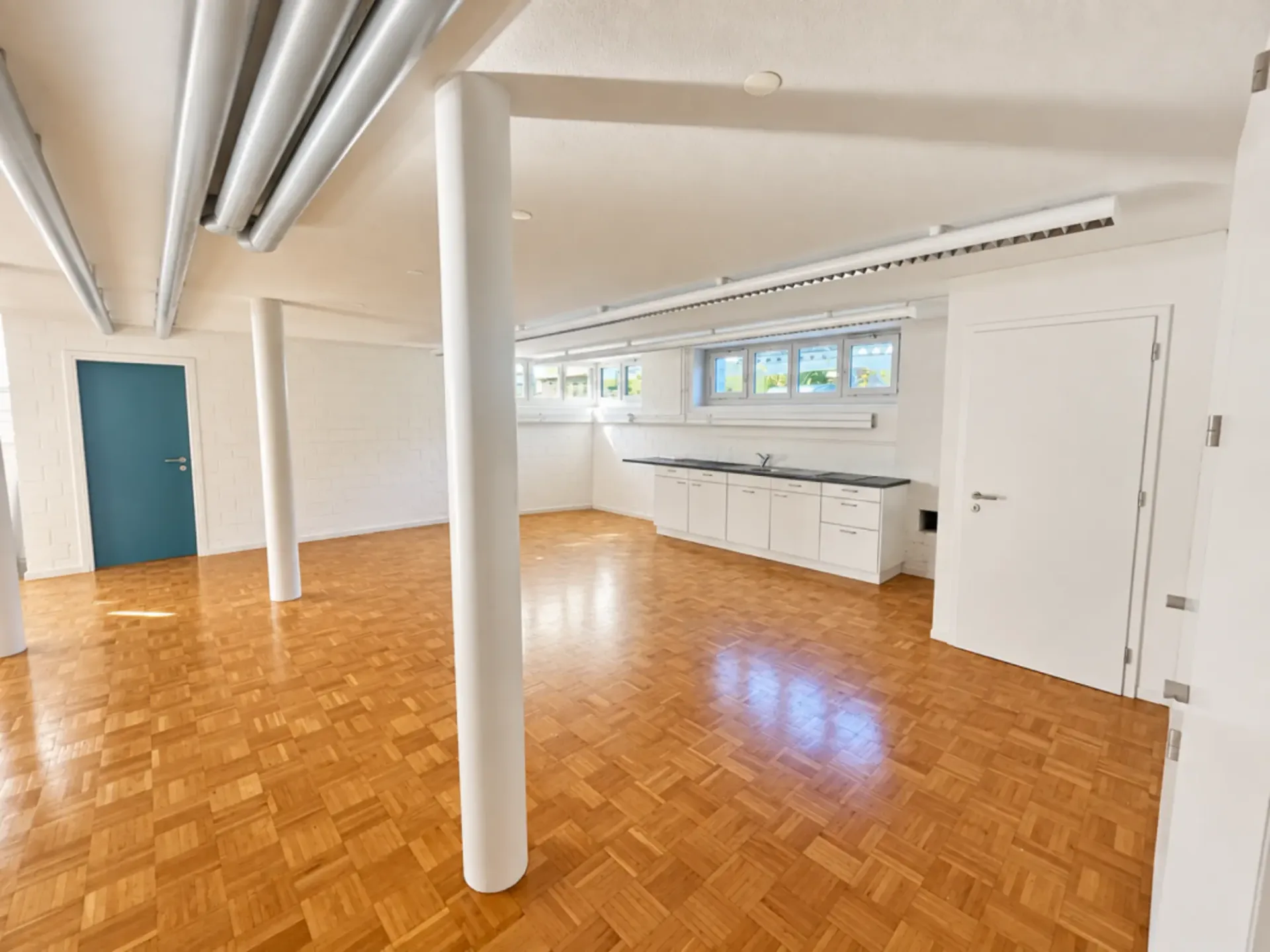 Vielseitig nutzbarer, heller Gewerbe-/Büroraum auf zwei Etagen