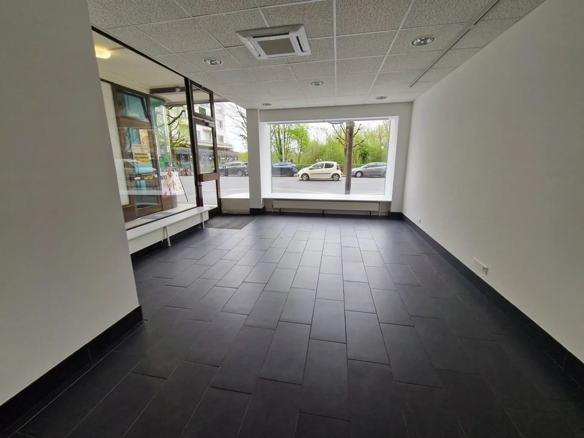 Schöne Fläche mit großer Vitrine - klimatisiert