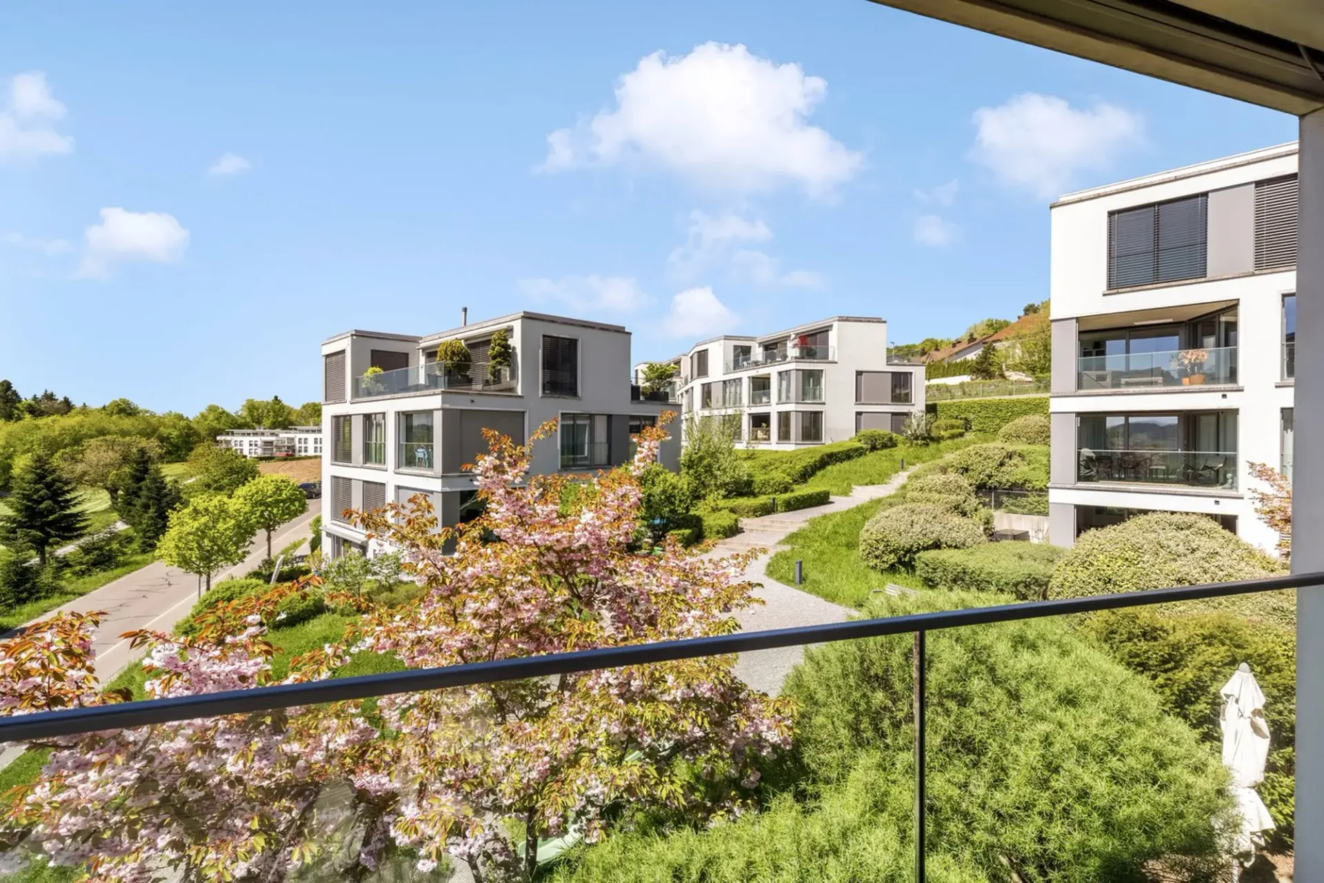 Sonnige 3.5-Zimmer-Wohnung mit unverbaubarer Weitsicht und überdachter Loggia in Uitikon