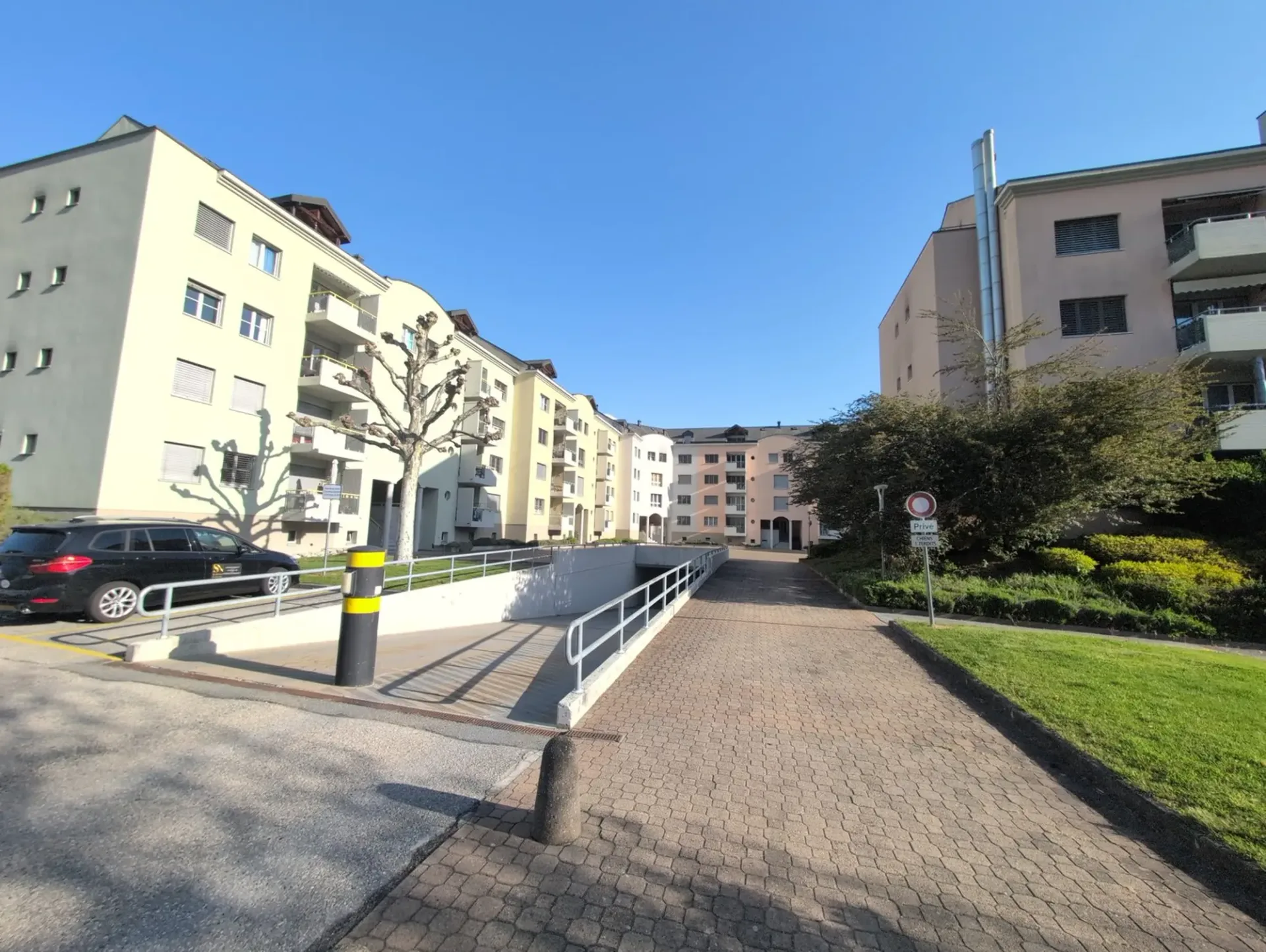 Zu vermieten ! Nahe dem Spital von Sion, überdachte Parkplätze für MOTORRÄDER !