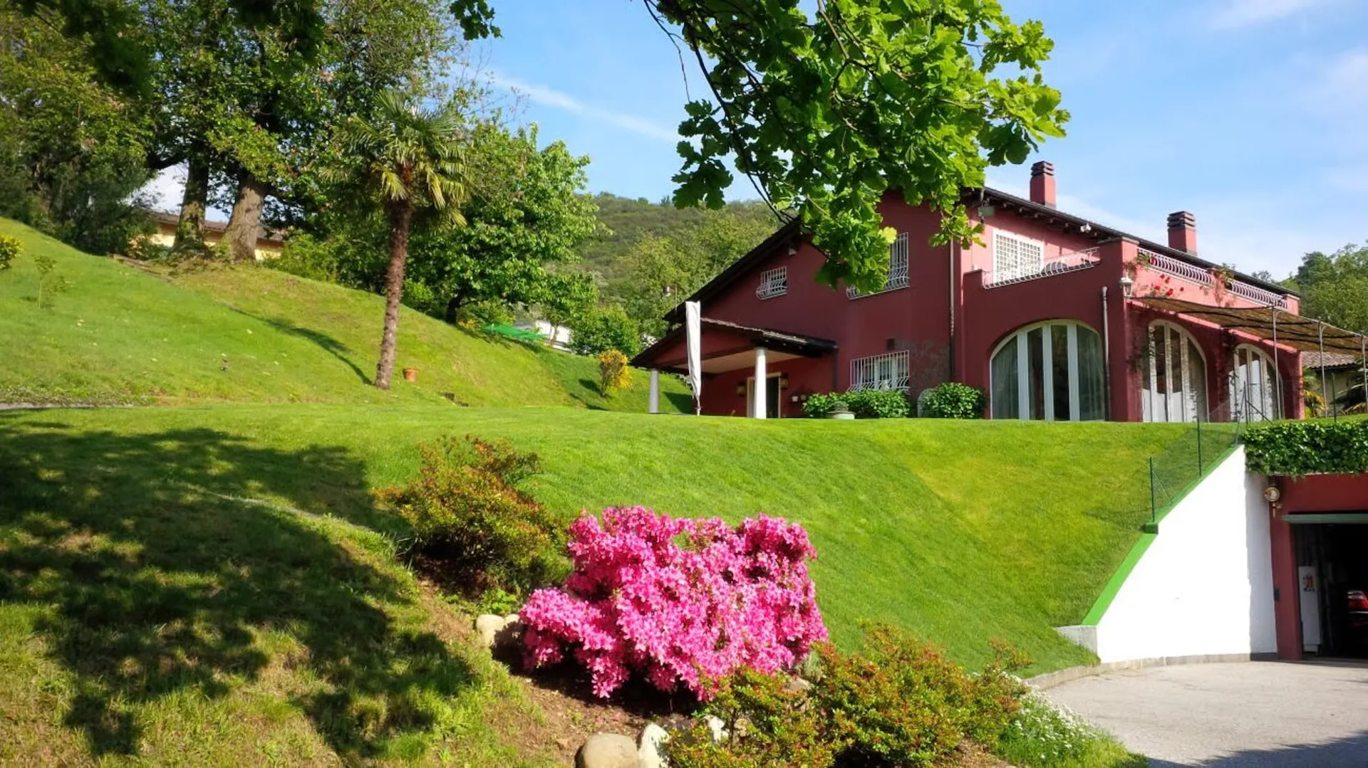 Bella e spaziosa con grande giardino privato