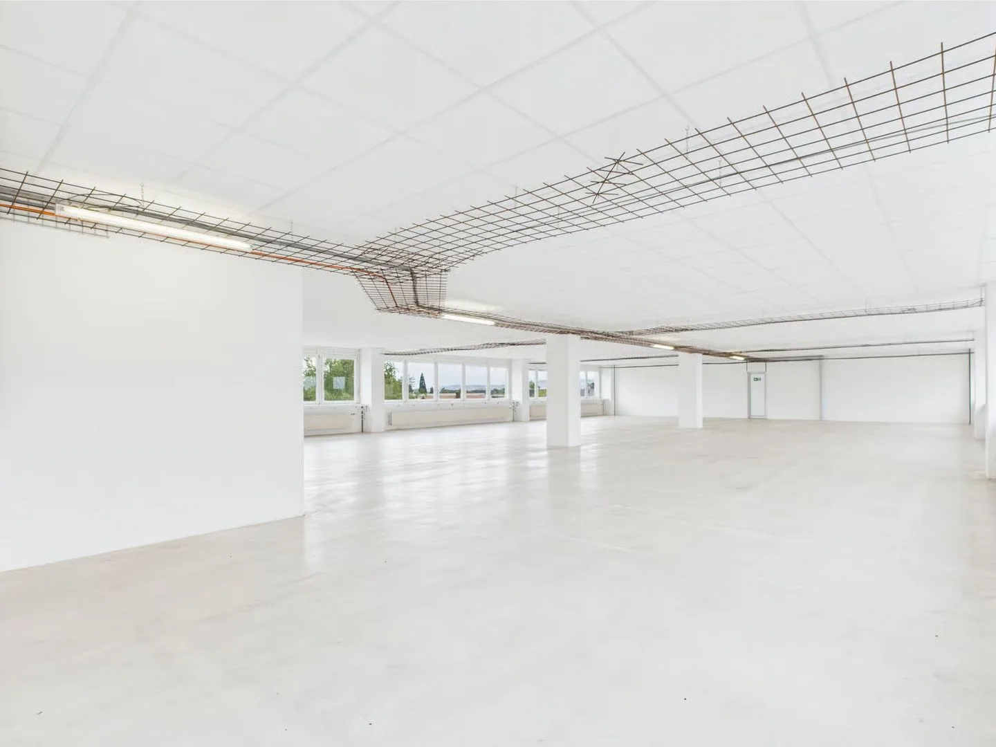 350m2 - Modern and bright commercial space on the 2nd floor with great views