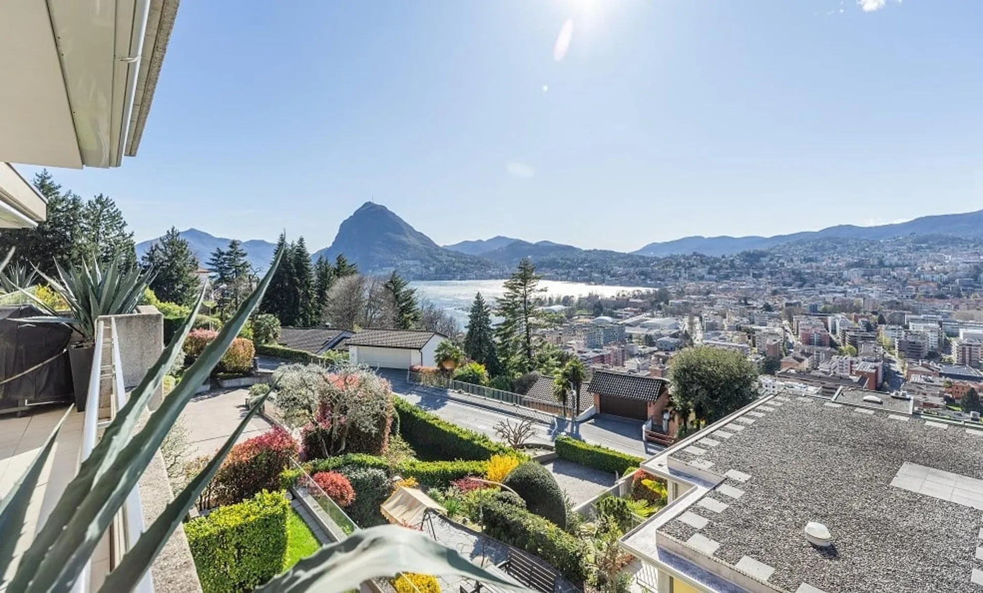 Lussuoso attico in posizione ricercata con vista sulla città e sul lago