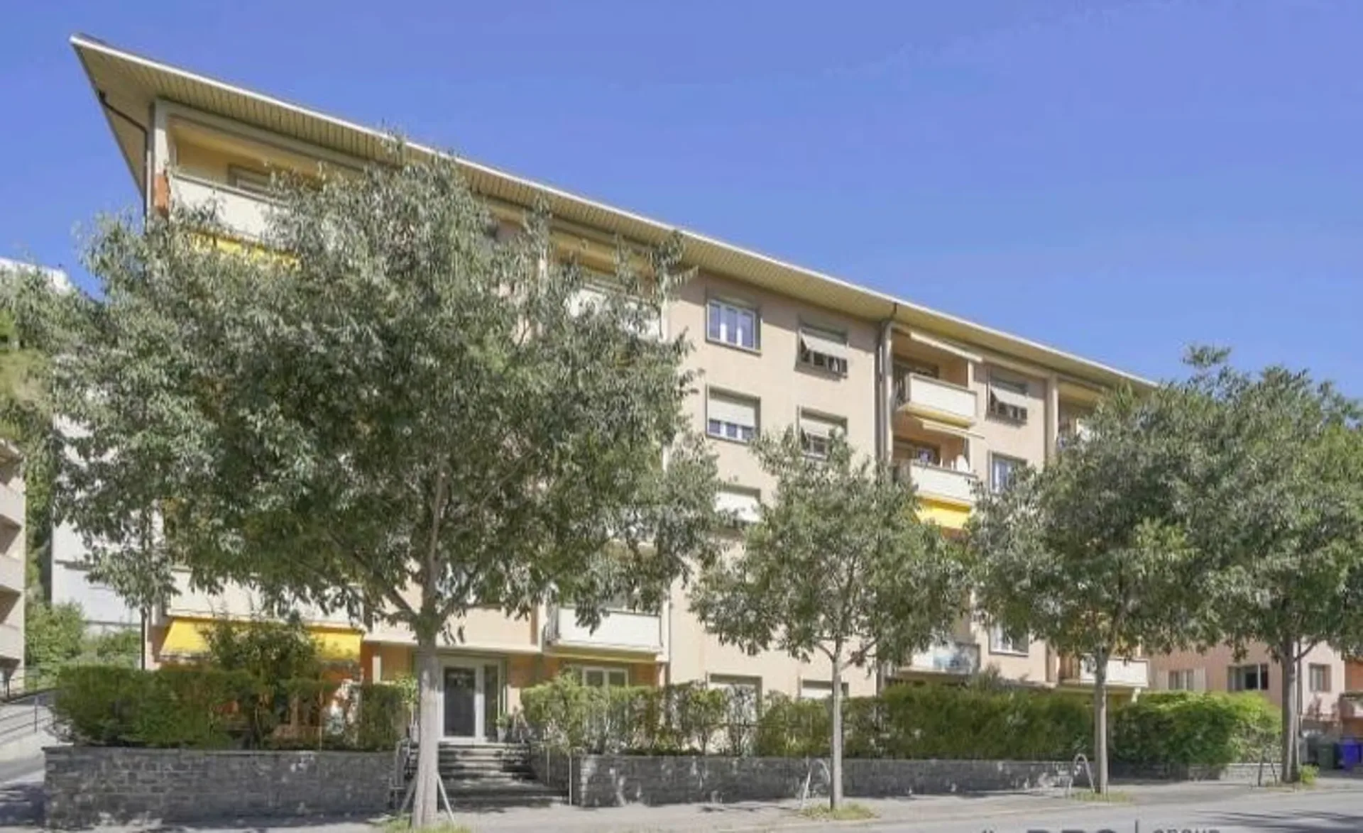 Vier-Zimmer-Wohnung zur Miete in der rue du Petit-Chasseur in Sion im letzten Stock eines kleinen Gebäudes mit Balkon