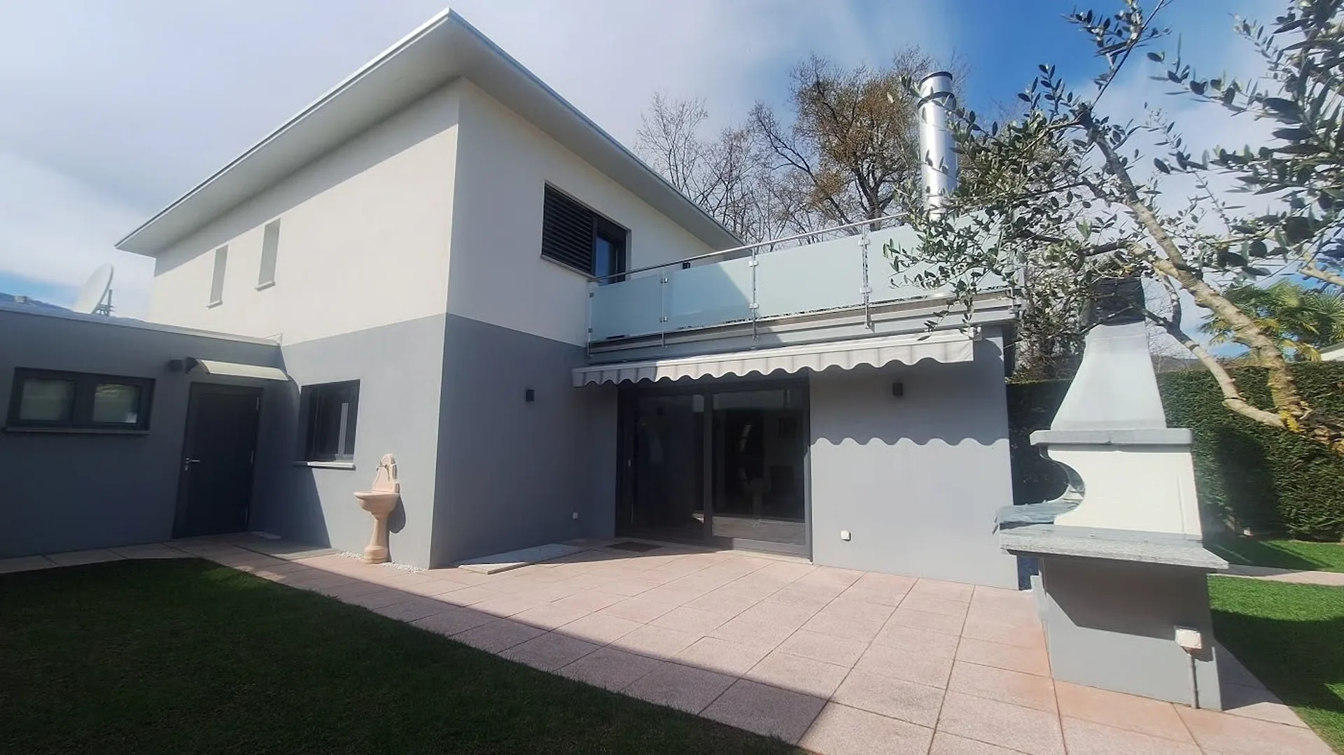 Soleggiata,  Comodità,   Elegante,  Moderna,   Spaziosa Villa con giardino