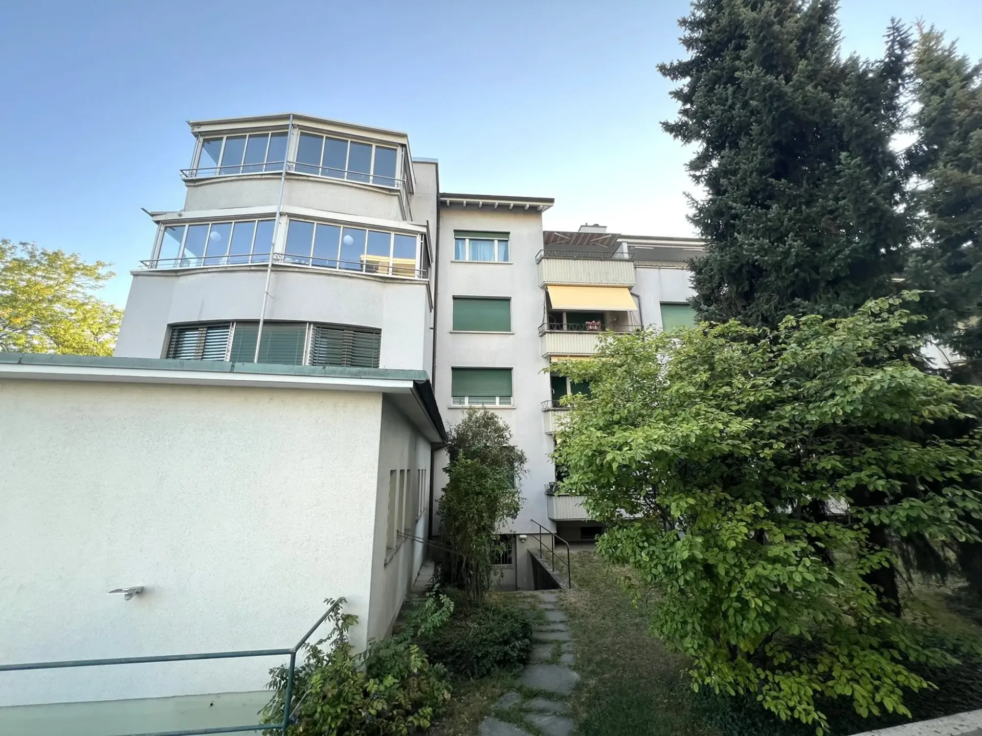 Geräumige 3.5-Zimmer-Wohnung mit Balkon und herrlicher Aussicht in Allschwil