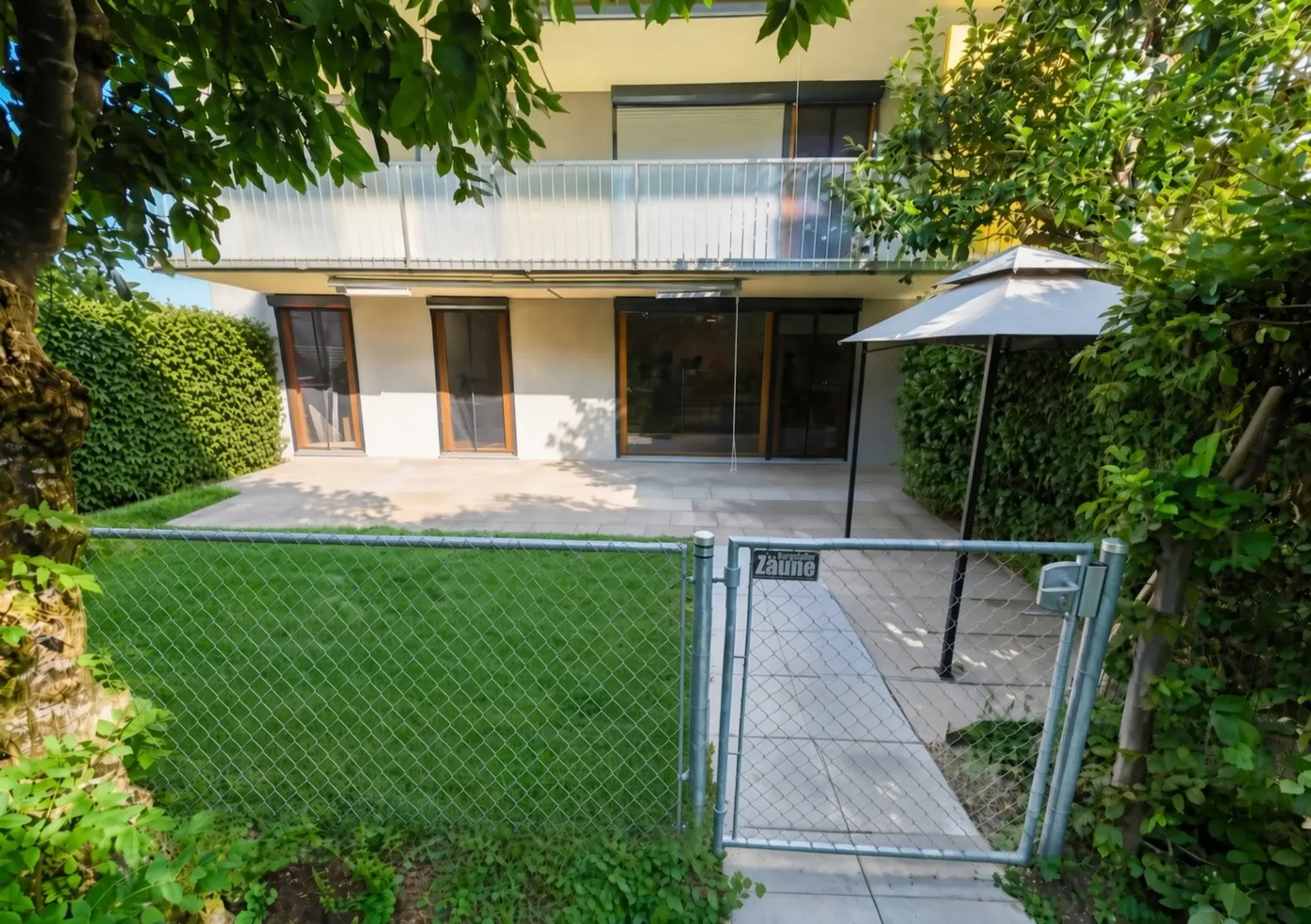 Bright 4.5-room apartment with garden seating and balcony