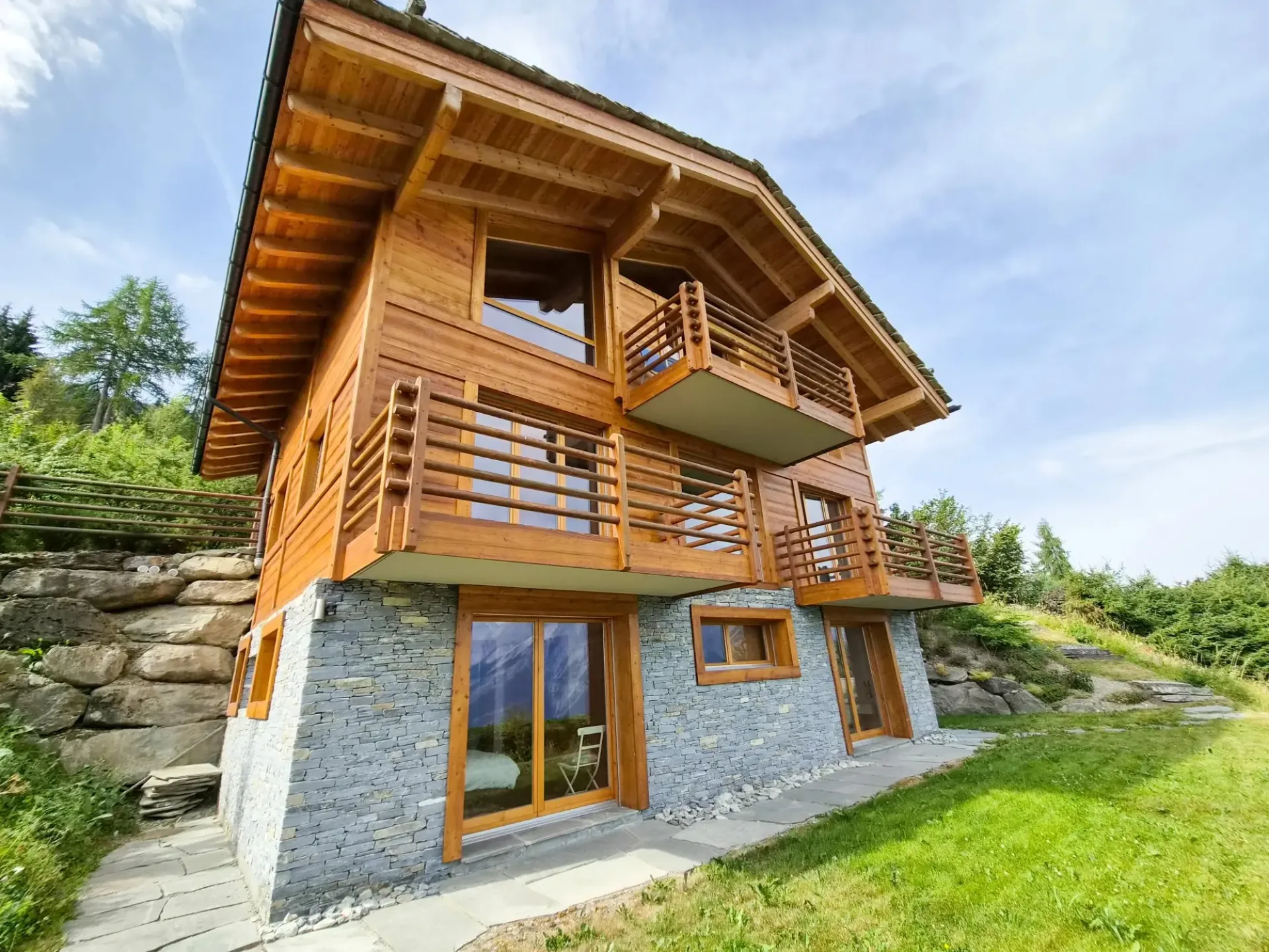Exceptional chalet on the edge of the bisse and near ski slopes!