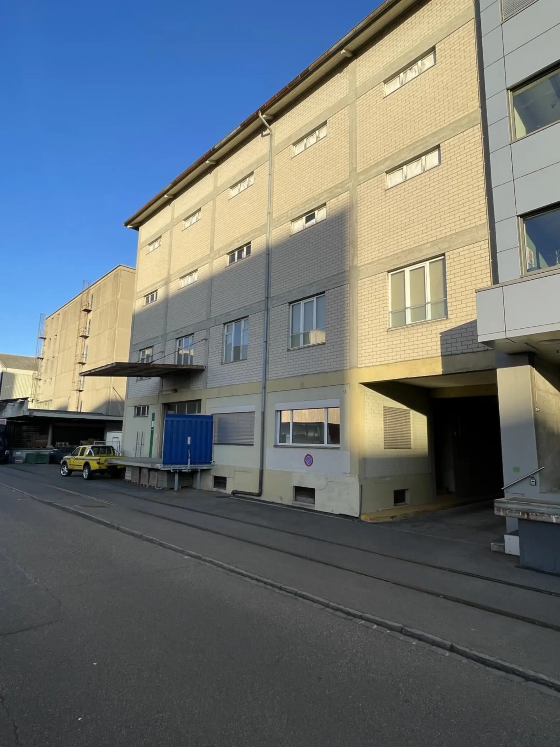 Lagerfläche ca. 215m2 in Muttenz (Farnsburgerstrasse 8A)