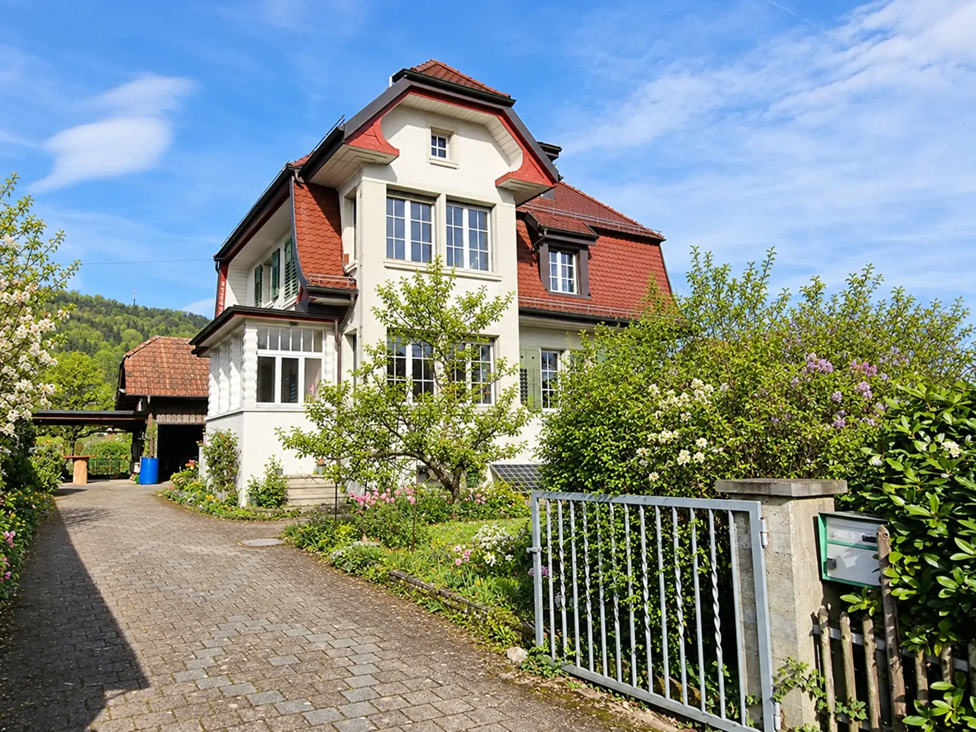 Repräsentatives, geschütztes Wohnhaus mit grossem idyllischem Garten