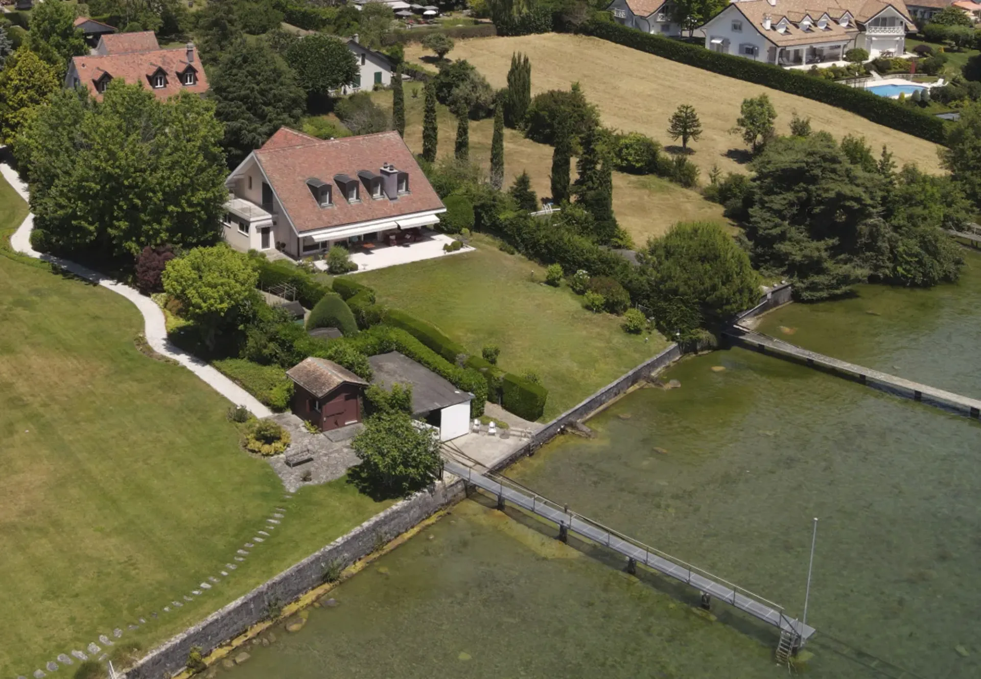 SAINT-PREX - DEUX VILLAS AU BORD DU LÉMAN, AVEC ACCÈS PRIVATIF AU LAC