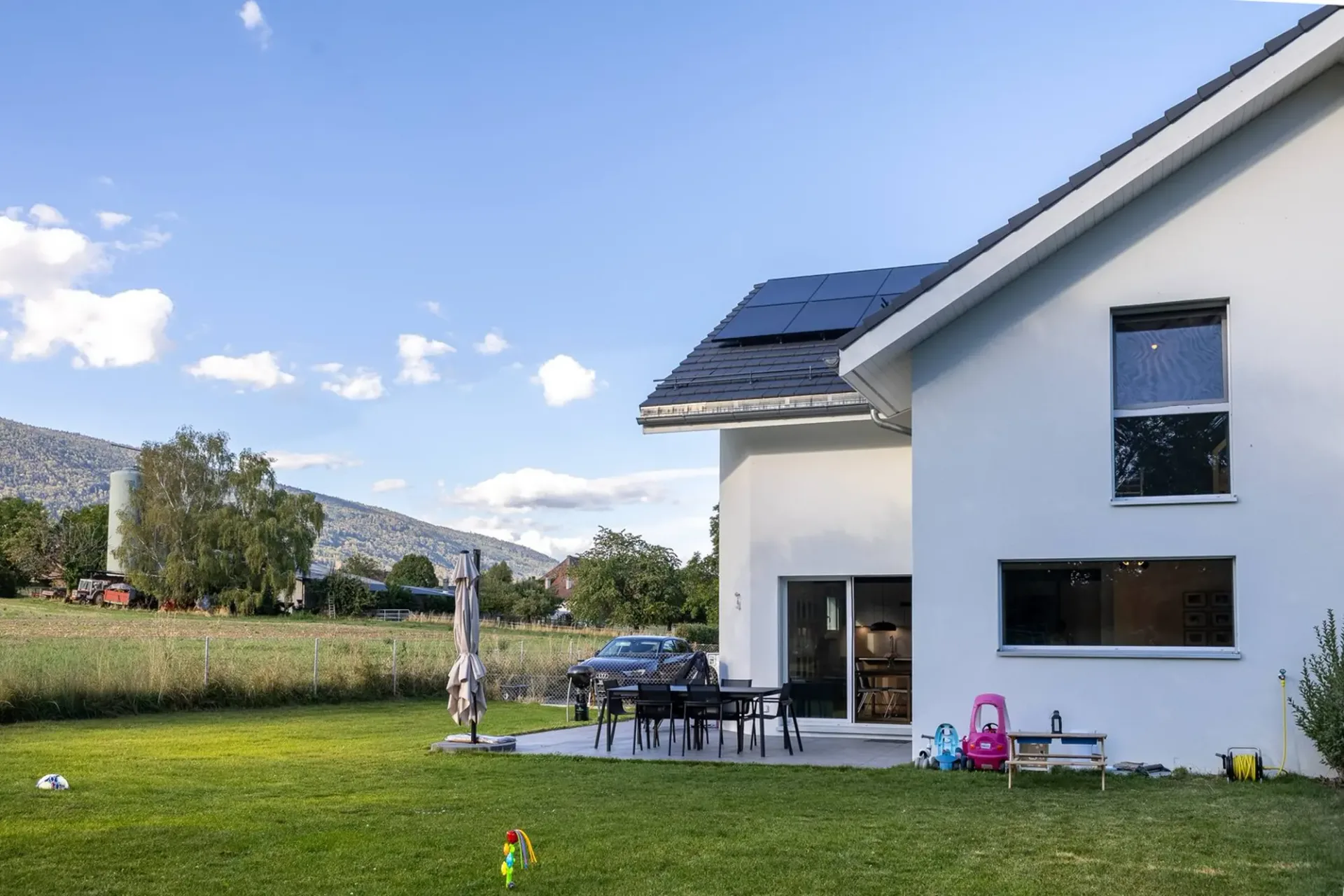 A house open to nature, sheltered from views