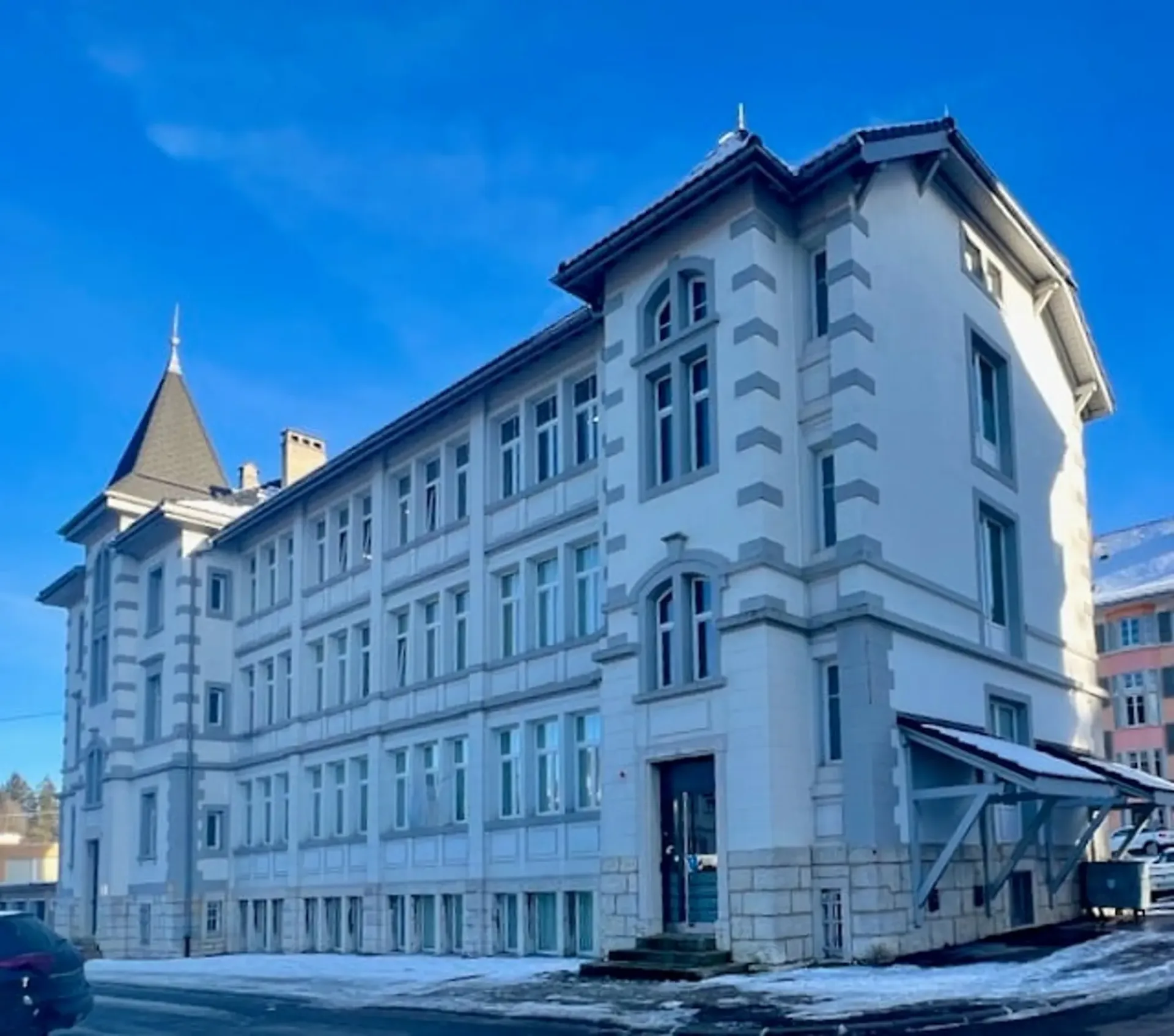 A vendre ! Très bel Immeuble mixte, avec 14 garages et 18 places de parc
