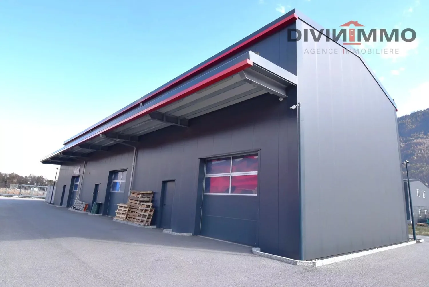 Hall industrielle de 145 m2 avec 5 places de parc