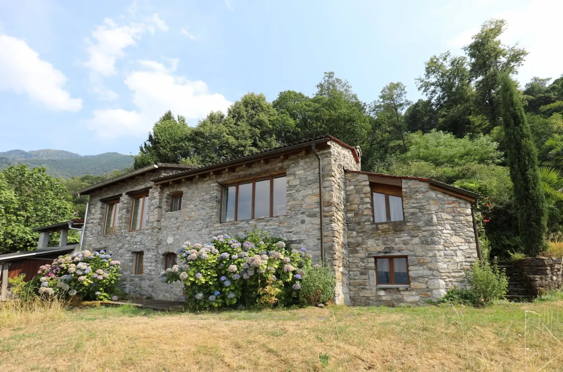 Komfortables Rustico mit Panoramasicht auf See und Berge im Gambarogno